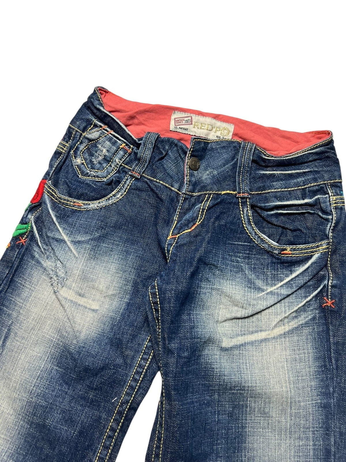 Die Red Pepper Low Rise Boot Jeans von ZAZA resell in Größe 27 (S) überzeugen mit ausgewaschenem und distressed Denim, roten Nähten, pink-rotem Bundfutter und einer seltenen Bundweite - ein einzigartiges Stück!.