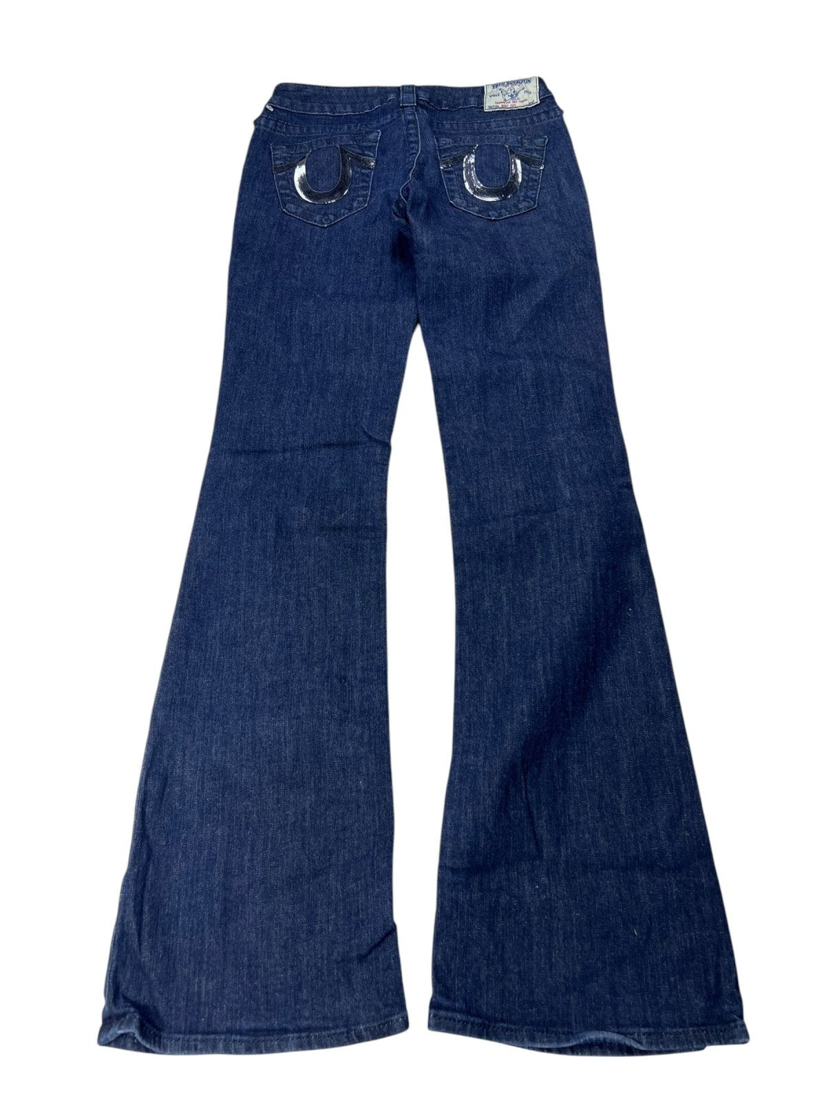 Dunkelblaue True Religion Low Rise Boot Jeans von ZAZA Resell, Größe W27 x L34, von hinten flach abgebildet mit großem Bootcut-Bein und dekorativen weißen Nähten auf den Gesäßtaschen.