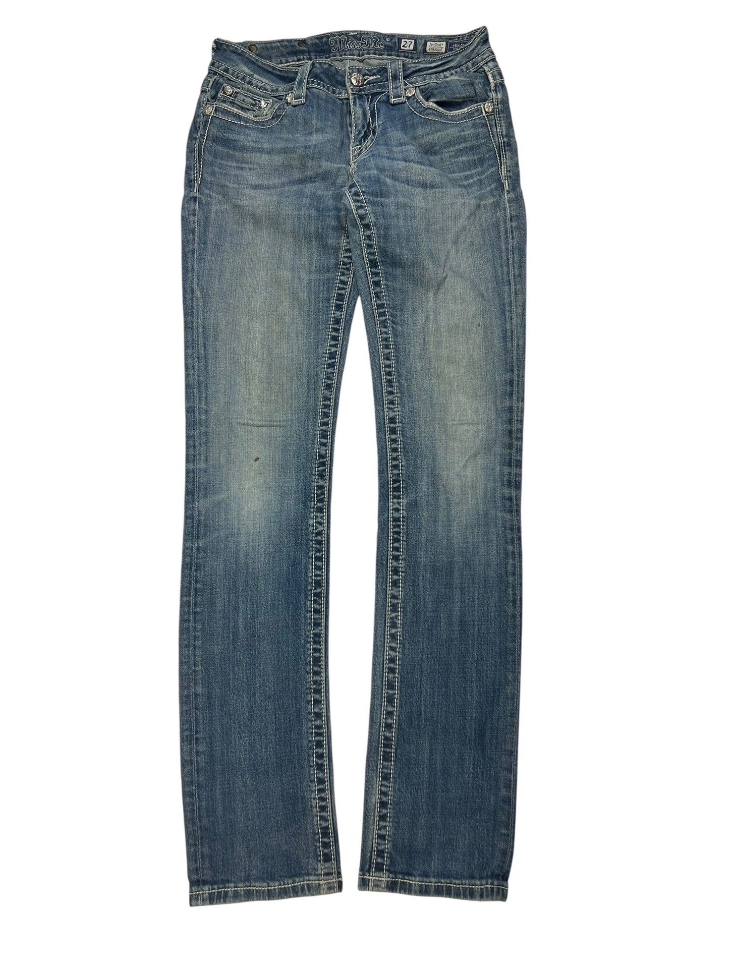 Miss Me Low Rise Straight Jeans von ZAZA resell in Größe 27 (S). Blauer Denim mit verblasstem Look, geradem Bein, Taschen vorne und hinten, Gürtelschlaufen und Knopf-Reißverschluss. Bequeme Taille. Jeans flach auf weißem Hintergrund abgebildet.
