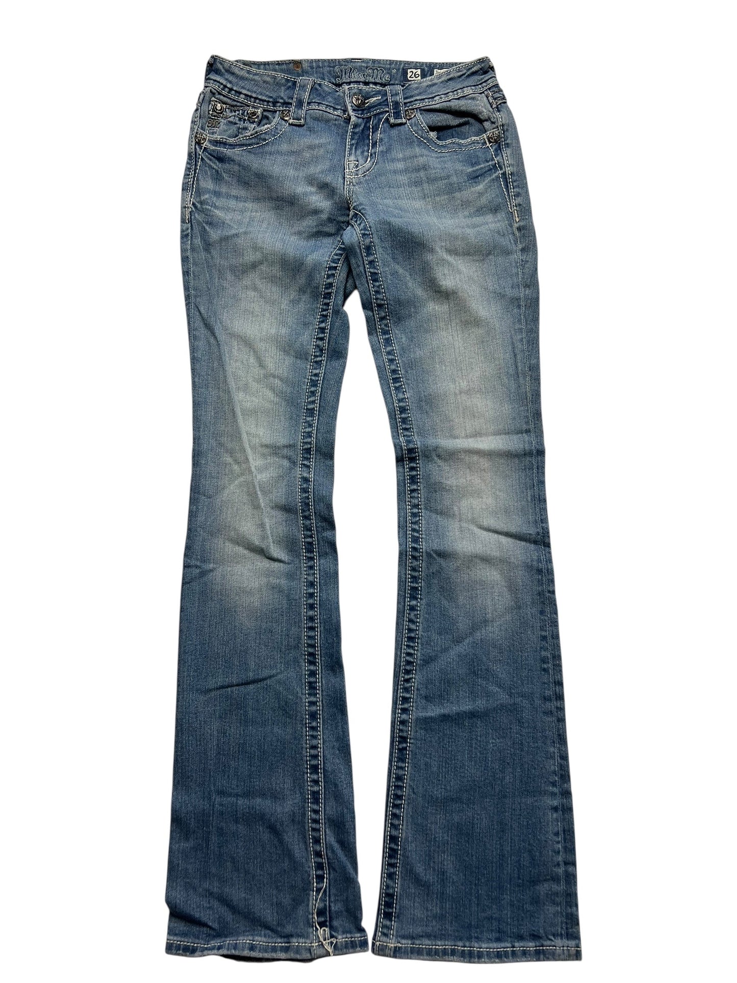 Ein Paar Miss Me Low Rise Boot Jeans (Größe 26, von ZAZA resell) aus blauem Denim mit verblichenen Details und Kontrastnähten, flach auf weißem Grund.