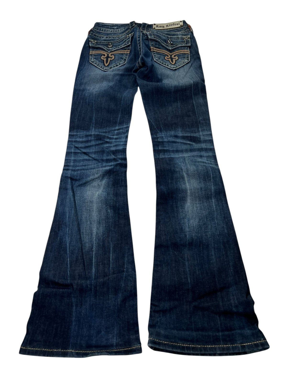 Die Rock Revival Low Rise Boot Jeans von ZAZA Resell in W24 x L30 besticht durch eine dunkelblaue Waschung, ausgestelltes Bein, verblasste Details und bestickte Gesäßtaschen. Flach getragen mit hochgezogener Rückseite zeigen Außenbeinlänge und Beinöffnung einen Retro-Fit.