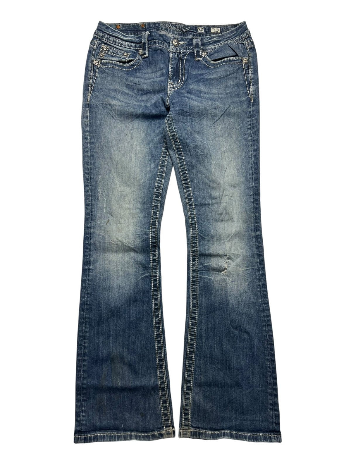 Miss Me Mid Rise Boot Jeans von ZAZA resell in Größe 30 (M), blauer Denim mit ausgestelltem Bein, verblichenen Details, Taschen vorne und hinten, sichtbaren Nähten und Bundweite-Label, flach auf weißem Hintergrund.