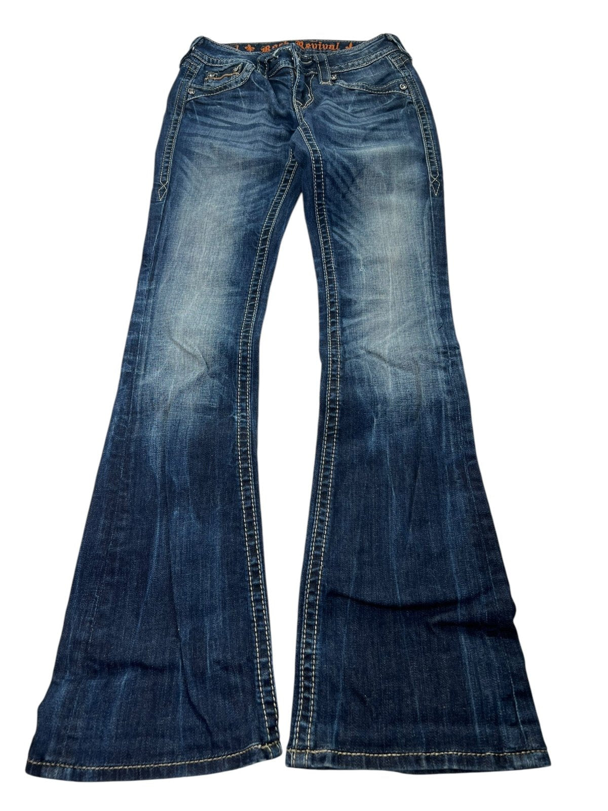 Rock Revival Low Rise Boot Jeans von ZAZA in Größe W24 x L30 – Blue Denim, ausgestelltes Bein, weiße Nähte und verblichene Oberschenkel/Knie – Bundweite und Beinöffnung inklusive. Flach liegend auf weißem Hintergrund.