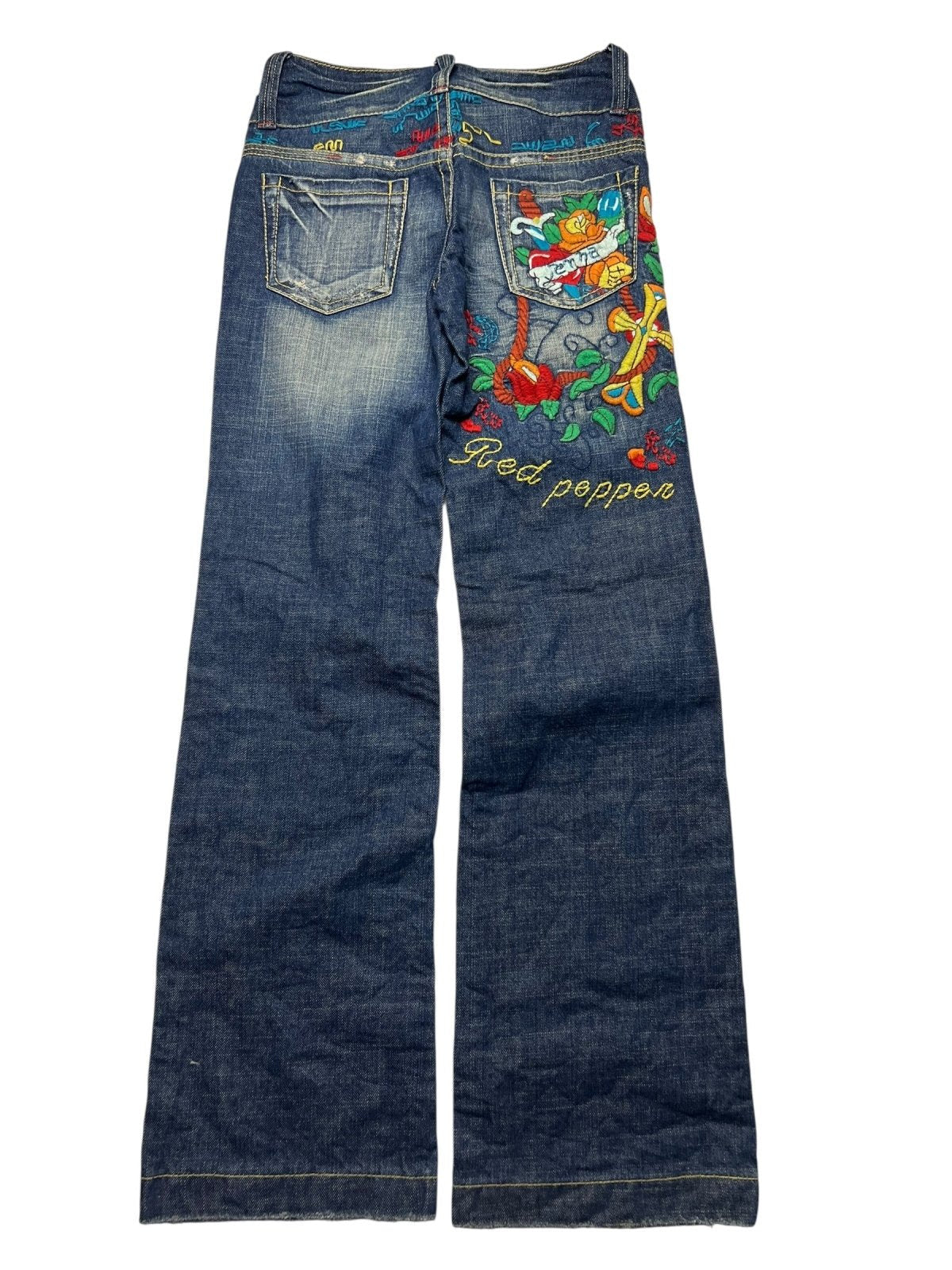 Die Red Pepper Low Rise Boot Jeans von ZAZA resell, Größe 27 (S), hat ausgestellte Beine aus blauem Denim, bunte Fisch- und Blumenstickereien und den Schriftzug "Red Pepper" auf der Gesäßtasche - ein seltenes Stück mit einzigartiger Passform und auffälligem Stil.