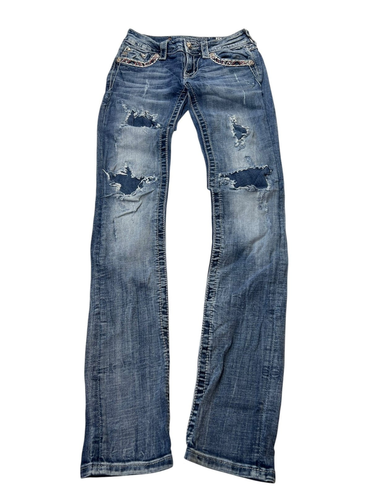 Miss Me Low Rise Straight Jeans von ZAZA in Blau mit Used-Look und Rissen, Größe W25 x L34. Flach auf weißem Untergrund. Labelgröße und Bundweite sorgen für die perfekte Passform.