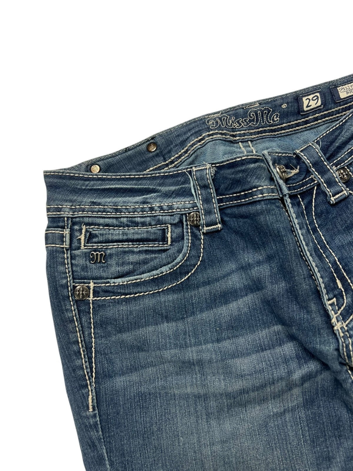 Nahaufnahme von Bund und Taschen der Miss Me Low Rise Boot Jeans von ZAZA resell, Größe 29 (M), mit weißen Kontrastnähten, einem gestickten "m" auf der Münztasche und einer detaillierten, bequemen Passform.