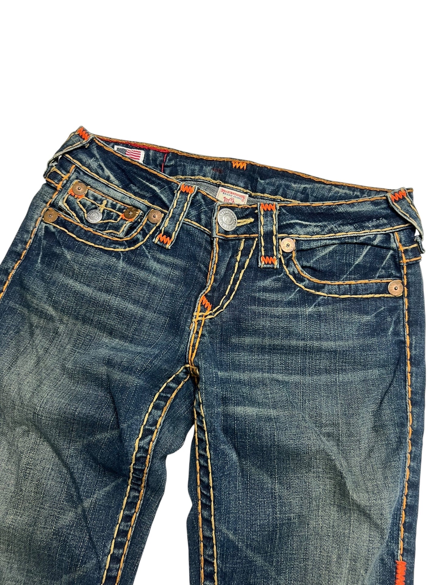 Die True Religion Billy Super T - Low Rise Straight Jeans in Größe 27 (M) von ZAZA resell hat blauen Denim, orangefarbene Kontrastnähte, sichtbare Whisker, kupferfarbene Nieten sowie einen verkürzten Bund und eine verkürzte Außennaht, abgebildet auf weißem Grund.