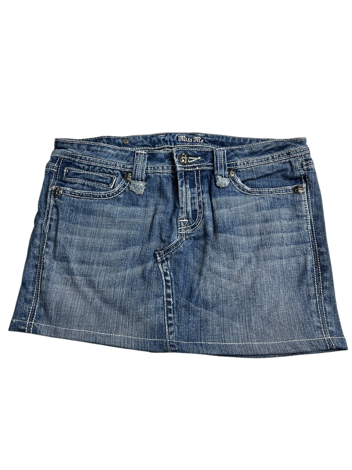 Der Miss Me Skirt | 28 (M) von ZAZA resell ist ein blauer Denim-Minirock mit Taschen auf der Vorder- und Rückseite, weißen Nähten, Gürtelschlaufen, Knopf- und Reißverschluss, einer klassischen Waschung und einem lässigen Stil für eine perfekte Passform.