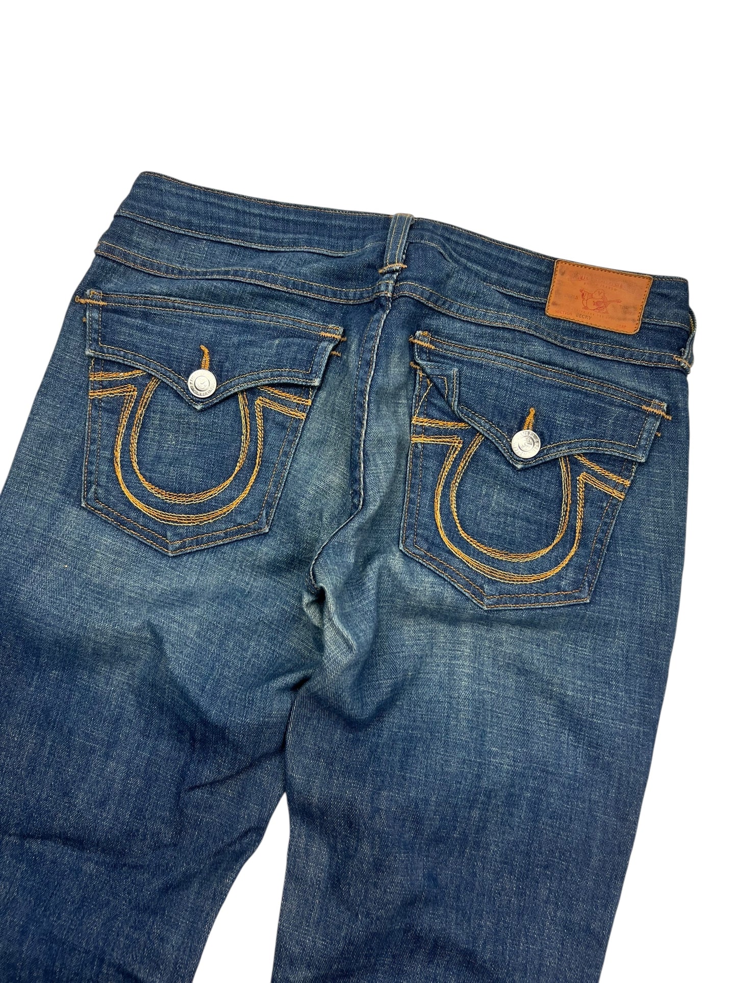 Ein Paar True Religion Becky - Mid Rise Boot Jeans, Größe 30 (L), von ZAZA resell, mit gelb gestickten Hufeisenmotiven auf den Gesäßtaschen mit Knopfleiste und flachem, weißem Hintergrund.