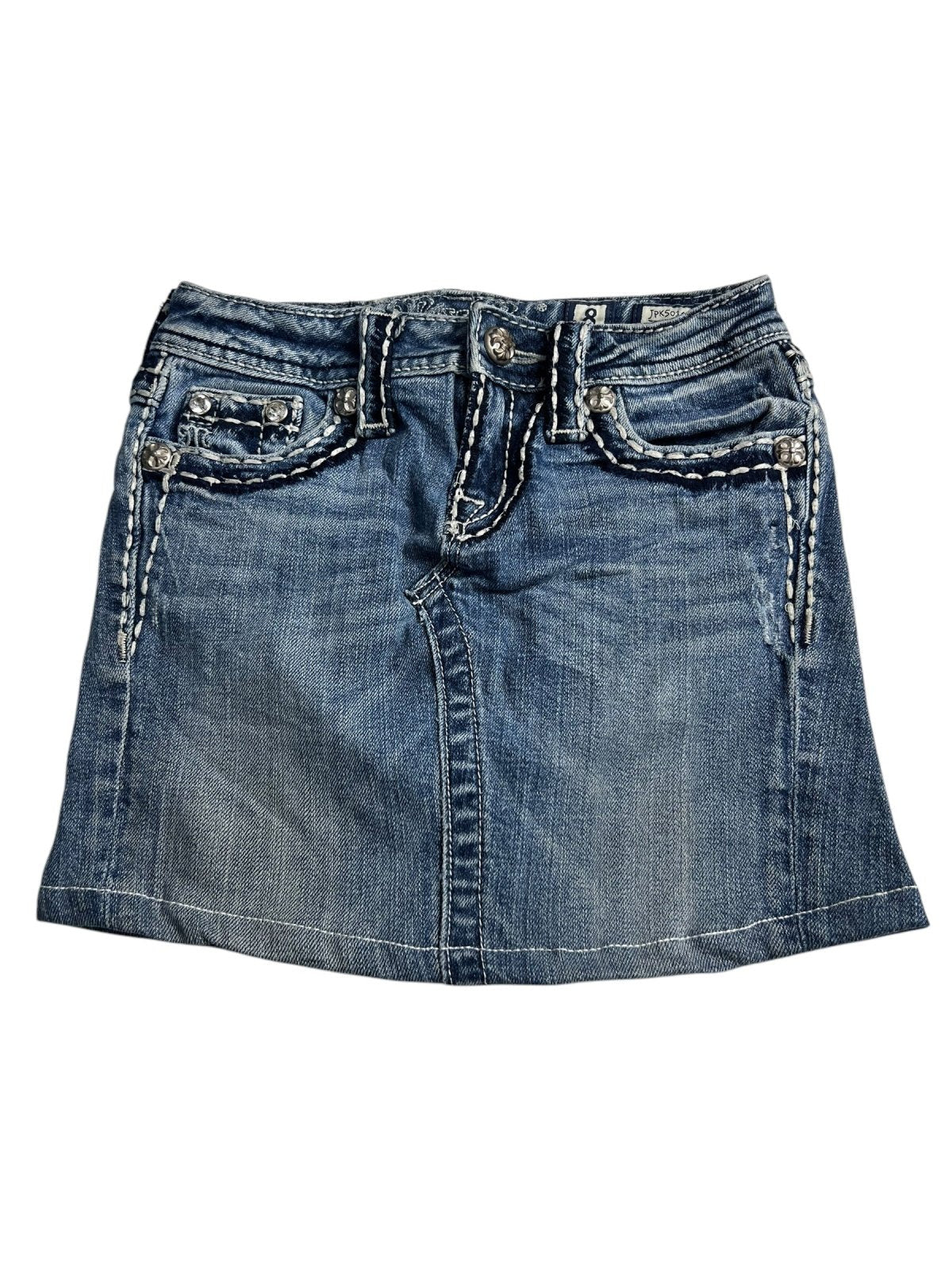 Der Miss Me Skirt | XXS von ZAZA resell ist ein blauer Denim-Minirock mit weißen Kontrastnähten, Fronttaschen, Gürtelschlaufen und Metallknopfverschluss - ideal als stylischer Maßrock für Kinder. Überprüfe die Maßangaben für die beste Passform.