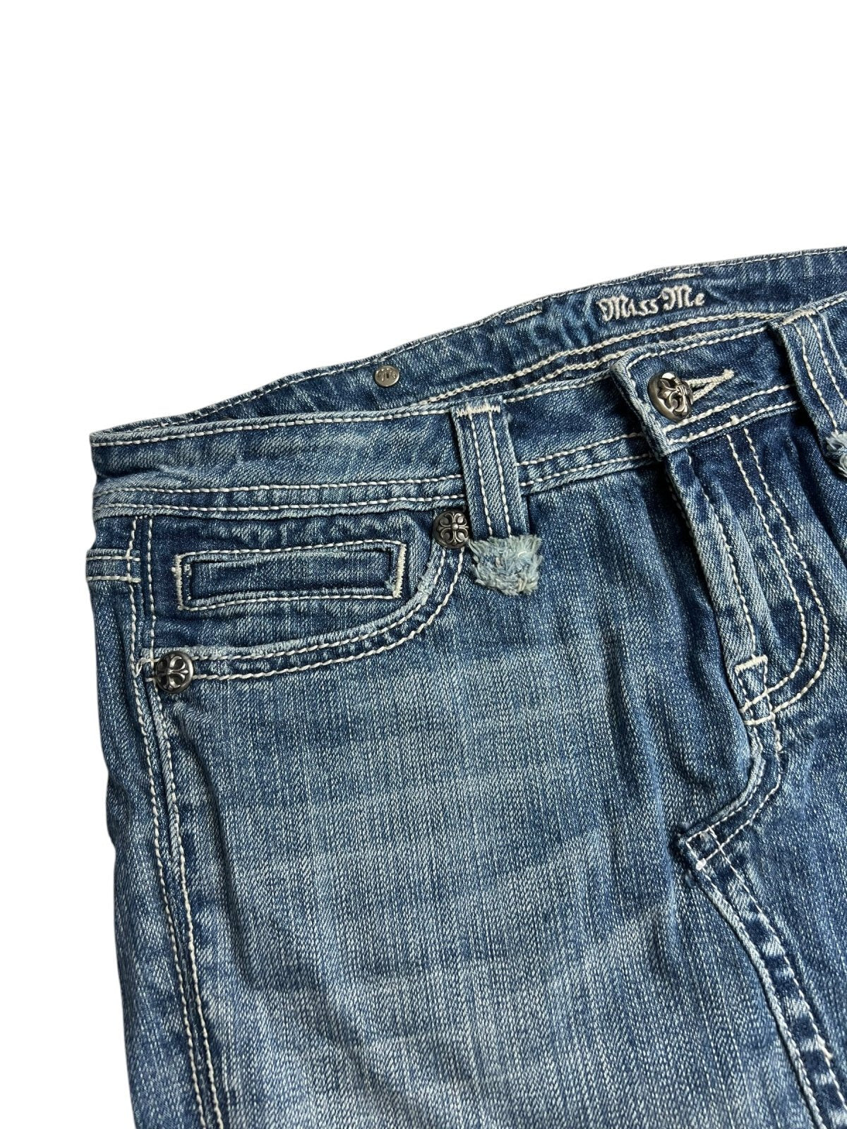 Nahaufnahme von Bund und Oberteil des Miss Me Skirt | 28 (M) von ZAZA resell, mit blauem Denim, weißen Nähten, innerem Miss Me-Etikett, Taschen, Metallknöpfen und Bundweite-Details für eine Rock-inspirierte Passform.