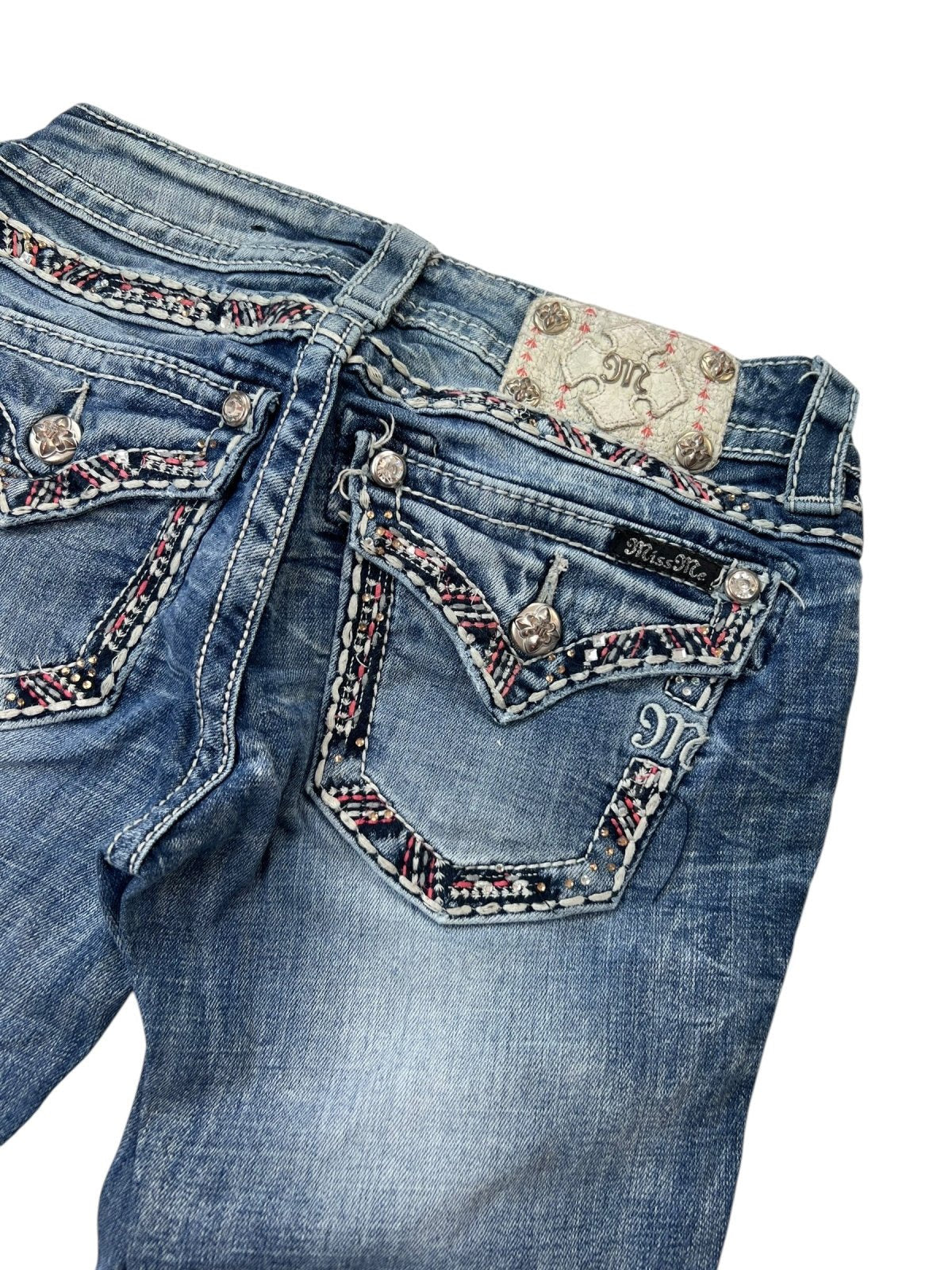 Eine Jeans „Miss Me Low Rise Straight“ (B25 x L34) von ZAZA Resell aus blauem Denim mit detaillierter Stickerei und Ziernähten an den Gesäßtaschen, silbernen Knöpfen und einem gemusterten Markenetikett für die perfekte Passform.