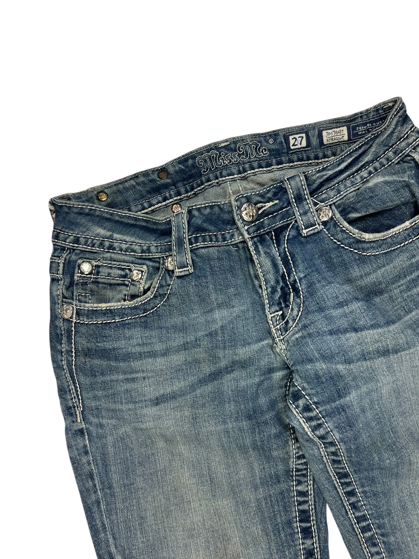 Ein Paar Miss Me Low Rise Straight Jeans in Größe 27 (S) von ZAZA resell, blau, mit weißen Nähten, Vordertaschen, Gürtelschlaufen und silbernem Knopfverschluss, gezeigt von der Taille bis zur Mitte des Oberschenkels auf weißem Hintergrund.