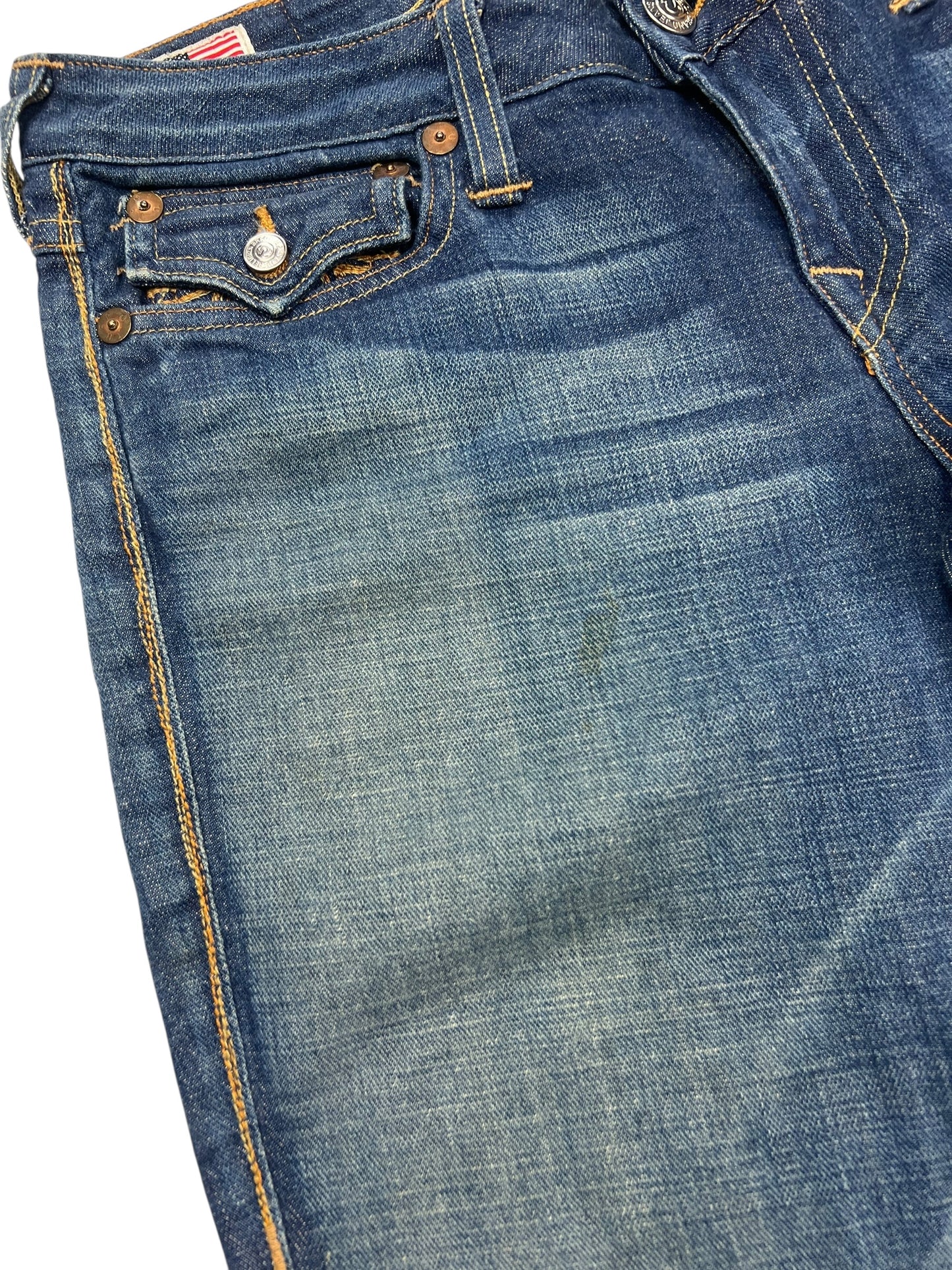 Eine Nahaufnahme der True Religion Becky - Mid Rise Boot | 30 (L) Blue Jeans von ZAZA resell. Hervorzuheben sind die Vordertasche, die Münztasche und der Bund mit sichtbaren Nähten und verblichenen Details.