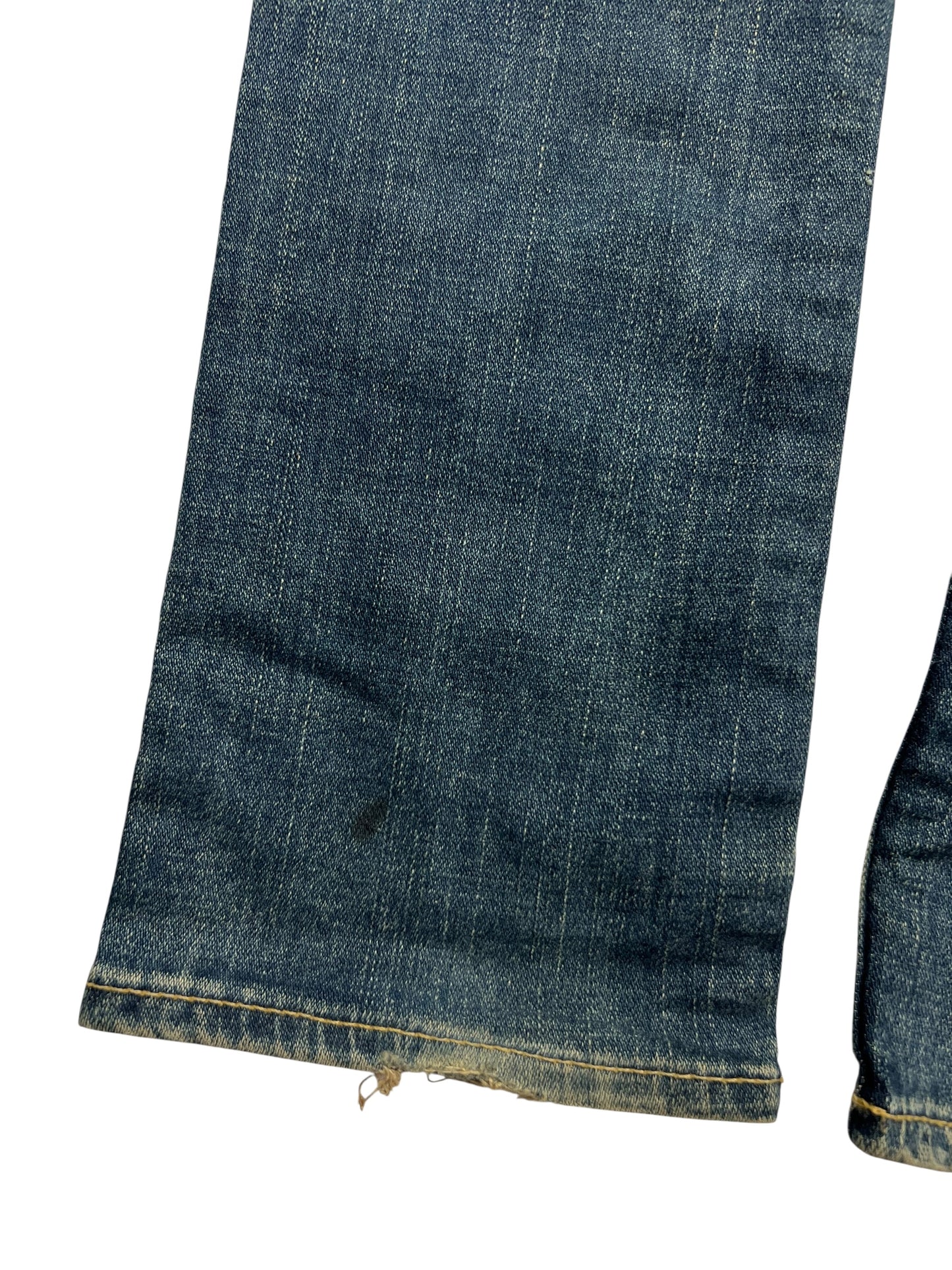 Nahaufnahme des unteren Saums der True Religion Billy - Low Rise Straight Jeans in Größe 24 (S) aus dem ZAZA-Wiederverkauf, die leichte Ausfransungen, sichtbare Nähte und verblassten blauen Denim zeigt.