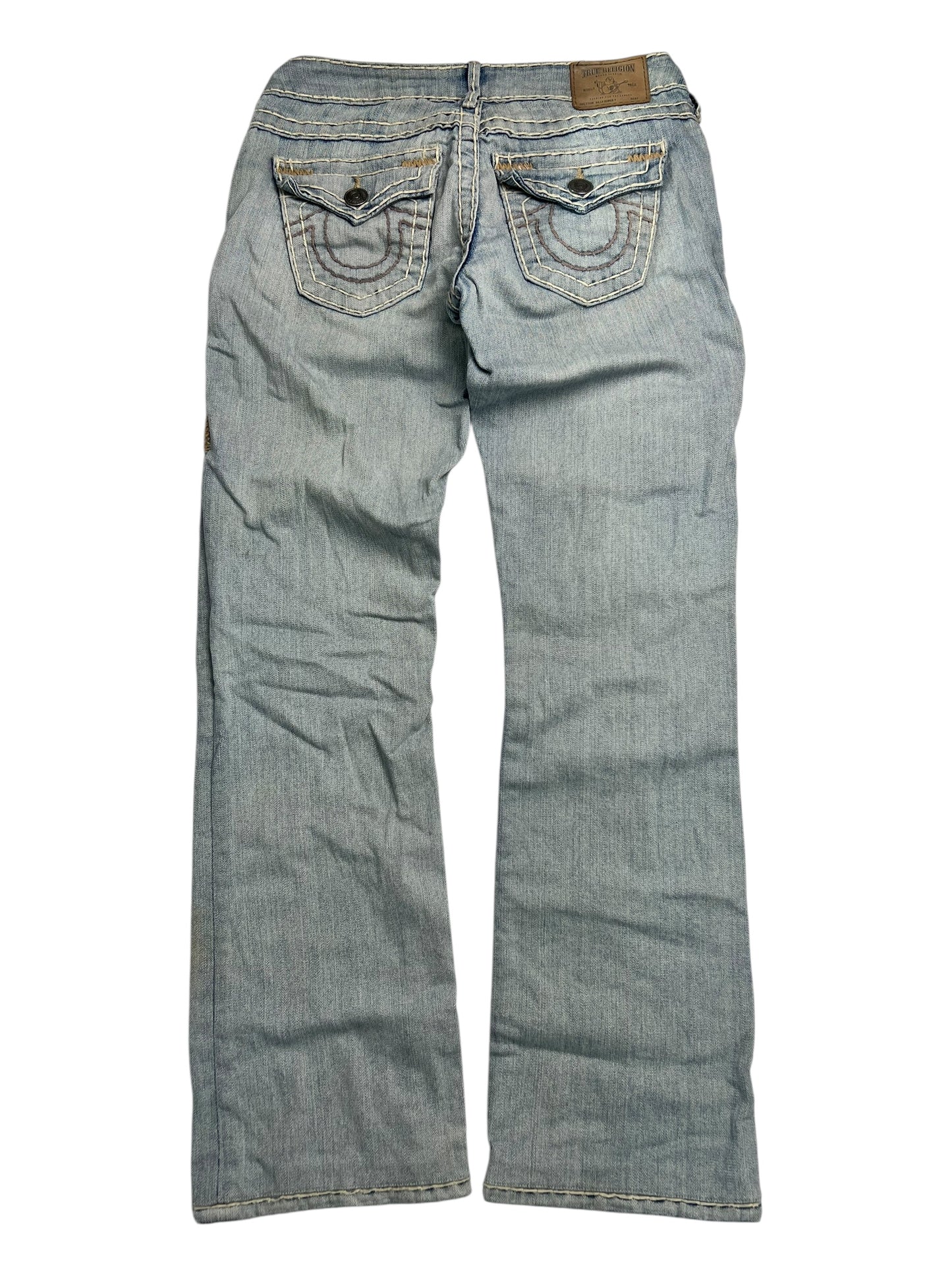 Die True Religion Billy Super T Jeans von ZAZA Resell in hellblauem Denim verfügen über aufgenähte Gesäßtaschen, einen braunen Lederbundaufnäher, eine niedrige Leibhöhe mit geradem Bein (B26 x L28) und eine Bundweite für Komfort an der Taille.