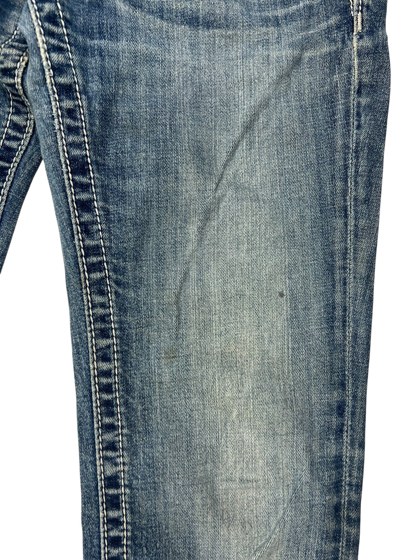 Eine Nahaufnahme der Miss Me Low Rise Straight Jeans von ZAZA resell in Größe 27 (S), die den oberen Teil mit abgenutzten Falten und leichten Verfärbungen am Oberschenkel zeigt; das Größenetikett ist am Bund sichtbar.