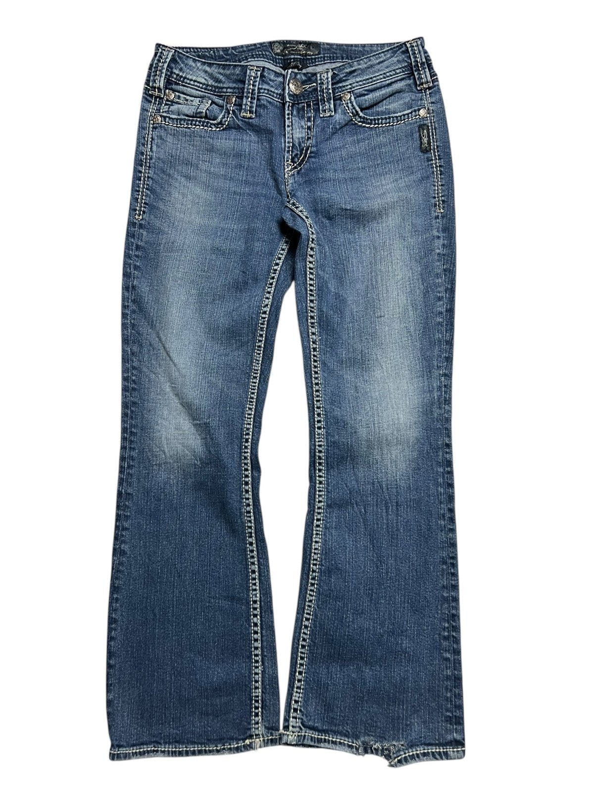 Ein Paar Silver Jeans Low Rise Boot in Größe 29 (M) von ZAZA resell, mit Kontrastnähten, verblichenen Details am Oberschenkel und Taschen vorne und hinten; flach auf weiß gelegt - ideal für alle, die auf Bundweite und Labelgröße achten.