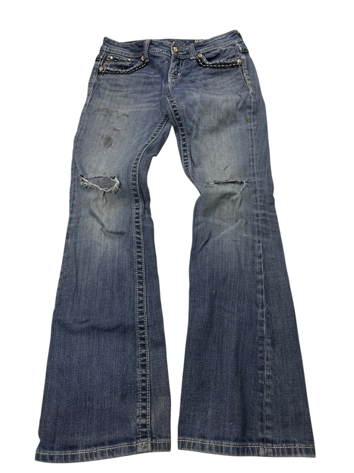 Die von ZAZA weiterverkauften Miss Me Mid Rise Boot Jeans (W26 x L29) haben blaue Schlaghosenbeine, Used-Details mit Knierissen, Bügelfalten vorne, verblasste Akzente und eine stylische Beinöffnung für eine schmeichelhafte Passform.