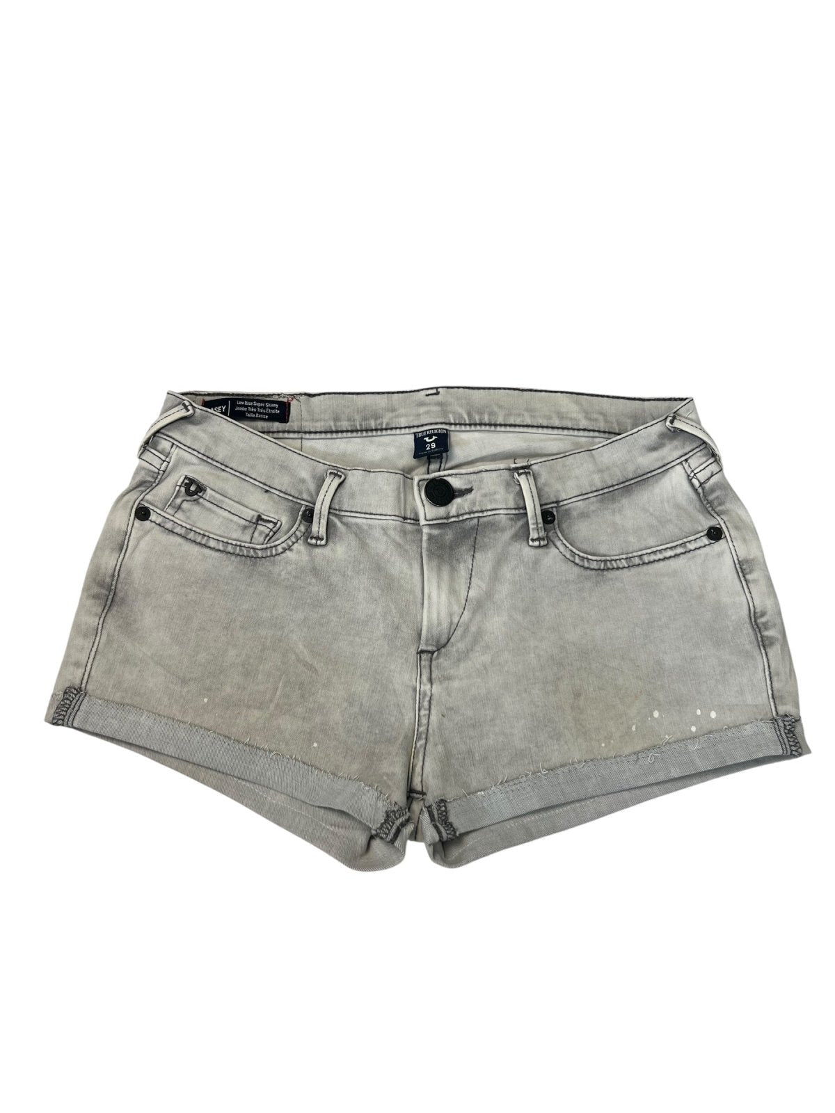 True Religion Shorts | 29 (M) von ZAZA resell: Grauer Denim mit gerollten Manschetten, Taschen vorne und hinten, Gürtelschlaufen und Knopfverschluss. Leicht verblasste Optik mit kleinen Flecken und weißen Farbspritzern auf der unteren Vorderseite. Maße in Zentimetern erhältlich.