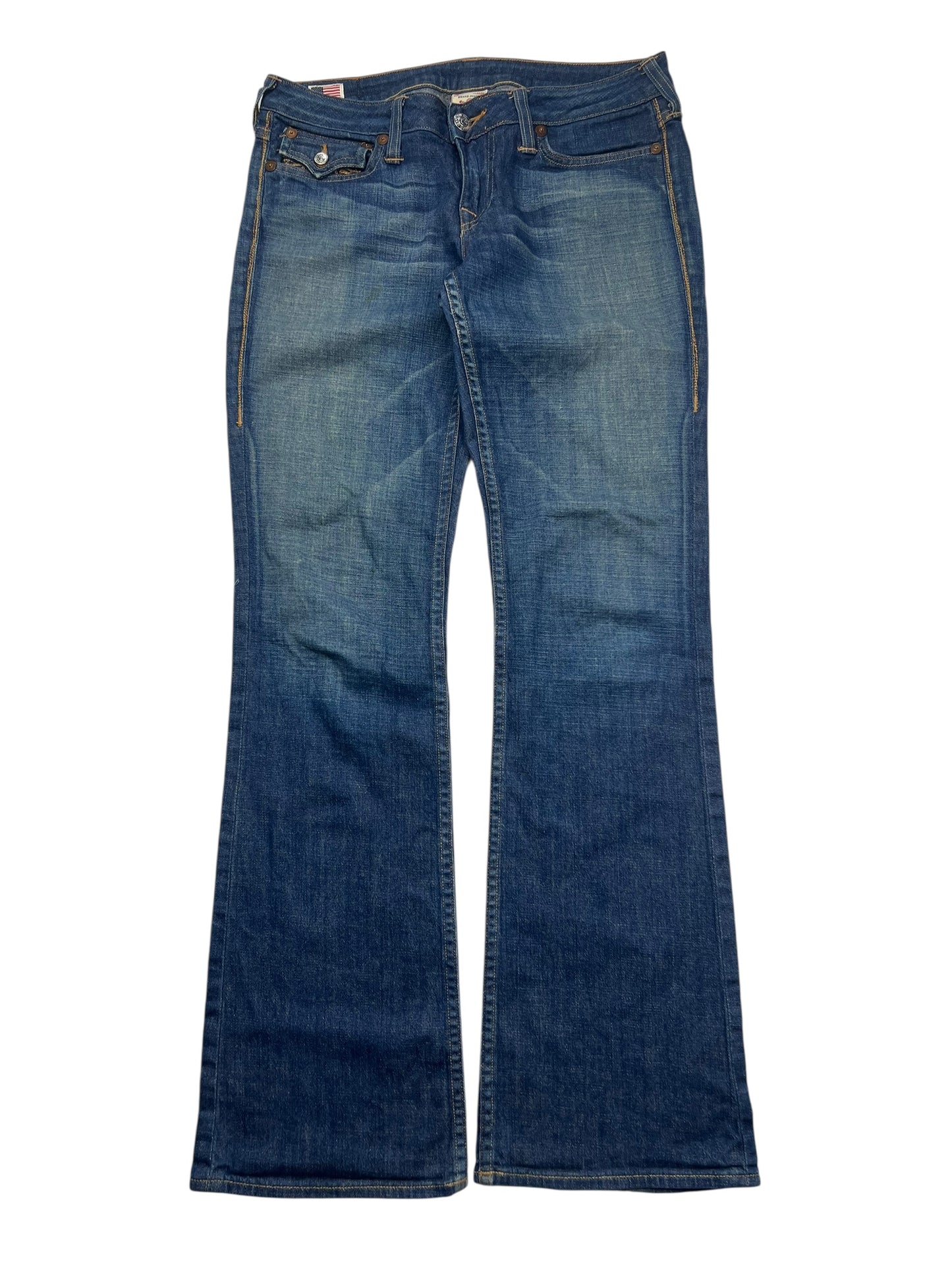 Ein Paar True Religion Becky - Mid Rise Boot Jeans in Größe 30 (L) von ZAZA resell, blau mit leichtem Fading an den Oberschenkeln, Vordertaschen und sichtbaren orangefarbenen Nähten, flach auf weißem Grund gelegt.