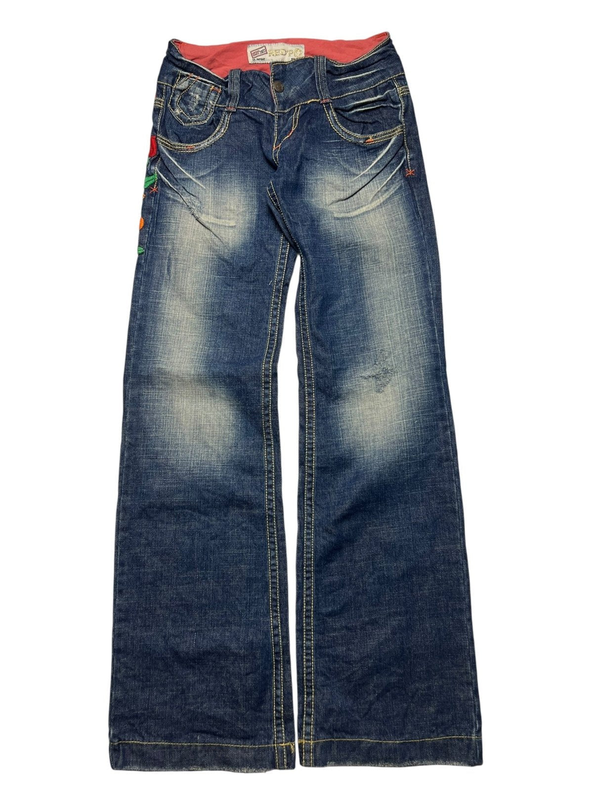 Die ZAZA resell Red Pepper Low Rise Boot | 27 (S) zeichnet sich durch blauen, weitbeinigen Denim mit verblasster Waschung, gelbe Kontrastnähte, rotes Bundfutter und bunte Stickereien an den Vordertaschen aus.