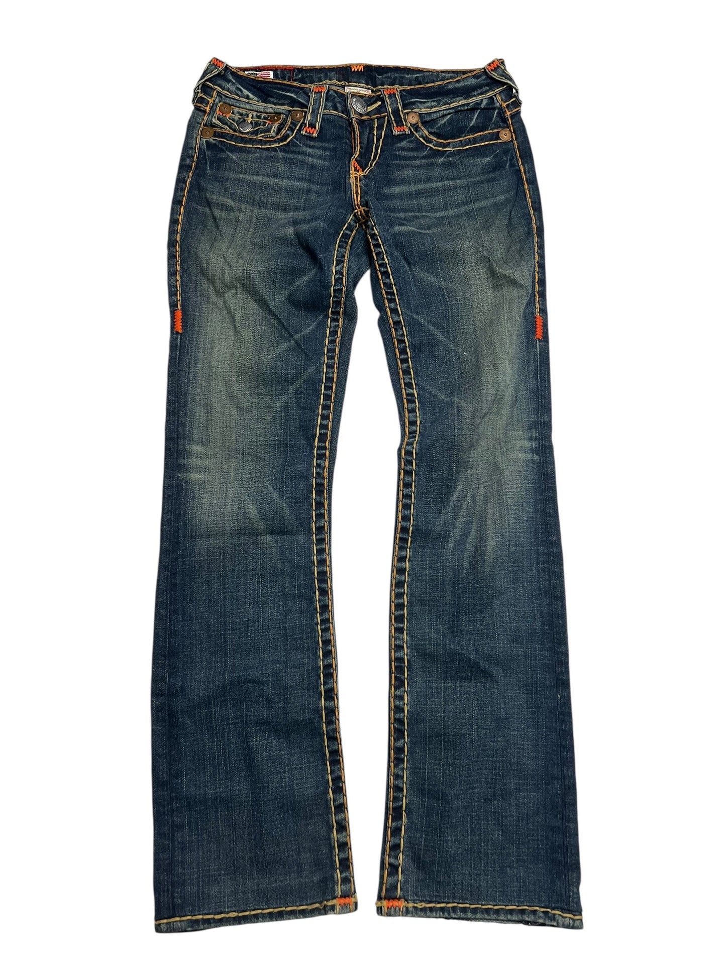 Die True Religion Billy Super T - Low Rise Straight Jeans in Größe 27 (M) von ZAZA resell sind aus blauem Denim mit orangefarbenen Nähten, Oberschenkelblende und einem Bootcut-Bein. Bundweite und Außenbeinlänge sind deutlich sichtbar flach auf weißem Grund gelegt.