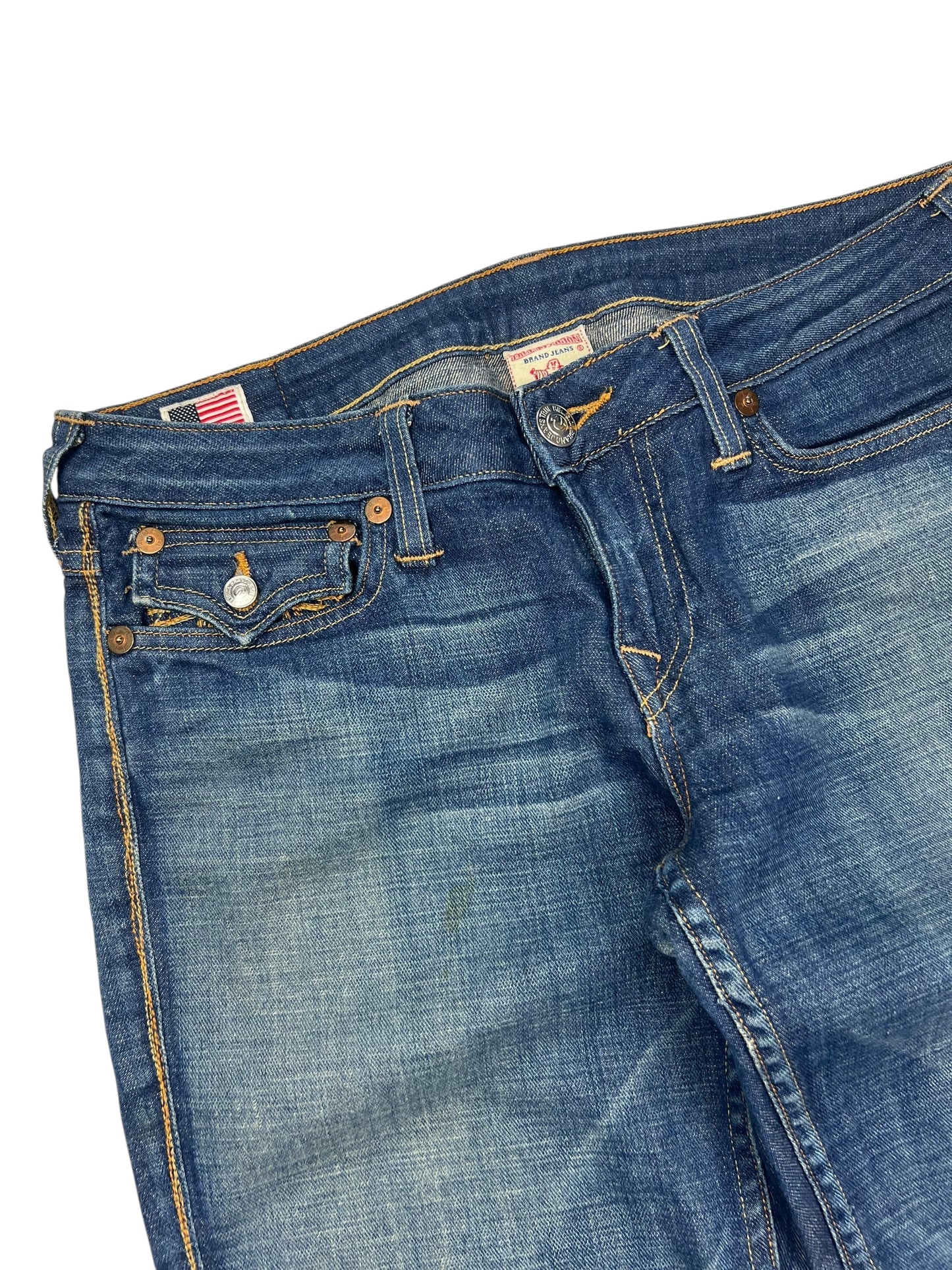 Eine Nahaufnahme des Oberteils der True Religion Becky - Mid Rise Boot | 30 (L) Jeans von ZAZA resell, mit sichtbaren Nähten, Messingnieten, einer Münztasche, einzigartigem Fading und Gebrauchsspuren. Dies ist ein seltenes Modell.