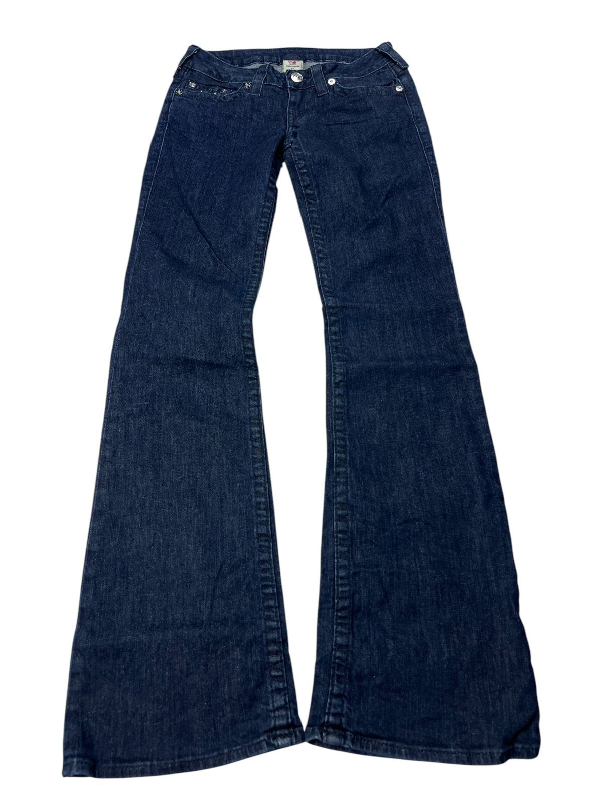 Die True Religion Low Rise Boot Jeans von ZAZA Resell in der Größe W27 x L34, dunkelblauer Denim mit ausgestelltem Bein, liegen flach auf weißem Hintergrund.