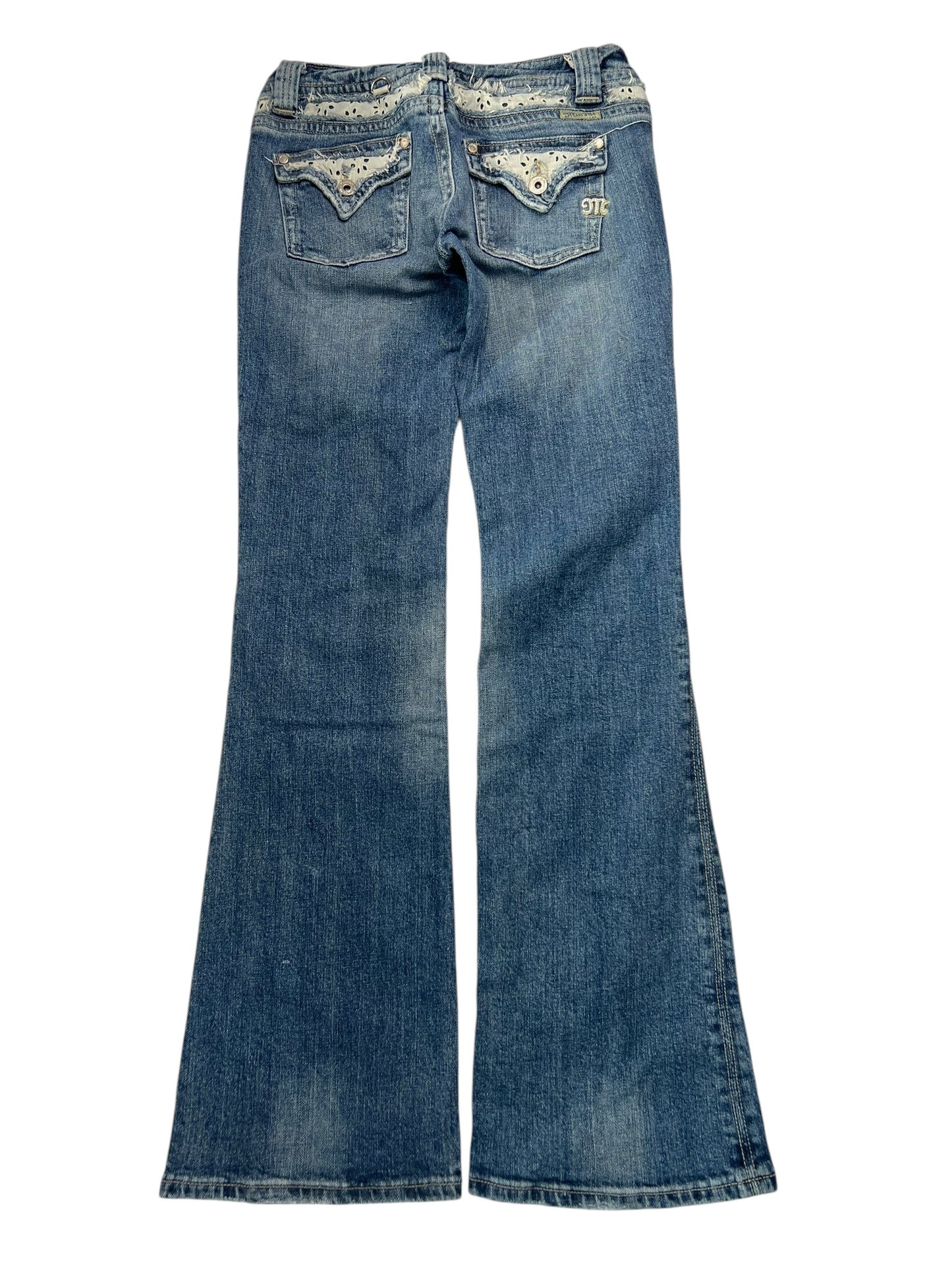 Rückansicht der Miss Me Low Rise Boot Jeans von ZAZA Resell (W26 x L31) in Blau mit Ziernähten, verzierten Gesäßtaschen, leichtem Fade-Effekt, Whiskers an den Beinen, Bundweite für perfekten Sitz und ausgestellter Beinöffnung.