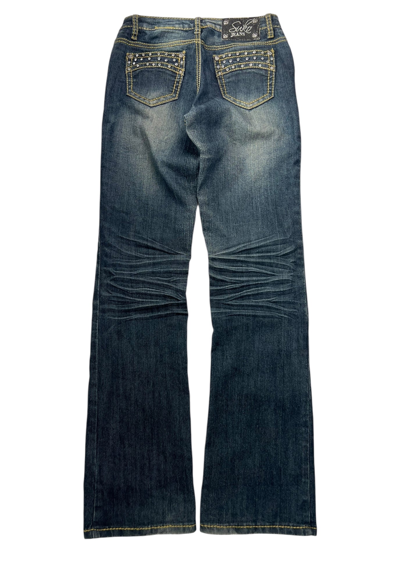 Die Suko Jeans Mid Rise Boot von ZAZA resell in W26 x L34 sind Blue Jeans von hinten gezeigt, mit verwaschenen Stellen, Ziernähten, Nieten-Gesäßtaschen sowie Maßen wie Bundweite und Beinöffnung für eine perfekte Passform.