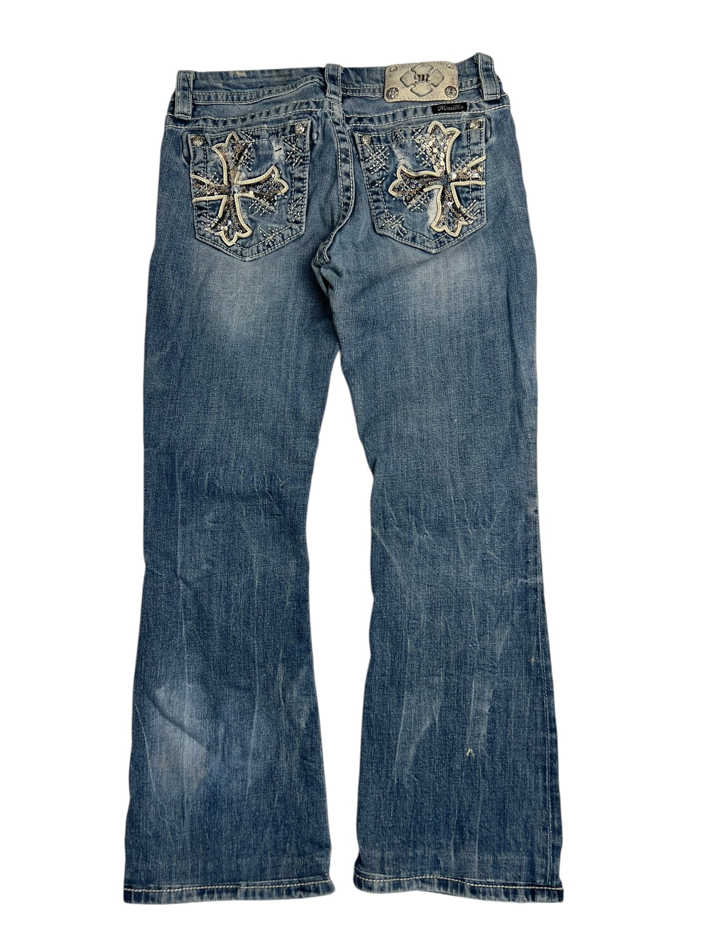 Miss Me Mid Rise Boot Jeans von ZAZA Resell, W28 x L26, aus blauem Denim mit kreuzförmiger Strassstickerei auf den Gesäßtaschen, leicht ausgestelltem Bootcut, Marken-Lederbundpatch und ausführlicher Bundweite-Information.