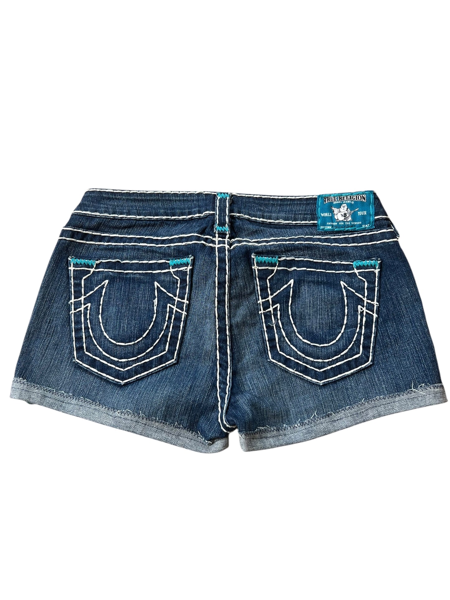 True Religion Shorts | 30 (M) von ZAZA resell: blaue Denim-Shorts mit weißen Nähten, zwei Gesäßtaschen mit geschwungenem Design, blaues Markenlabel über der rechten Tasche, Bundweite 40 cm, und Außenbeinlänge 26 cm für eine perfekte Passform.