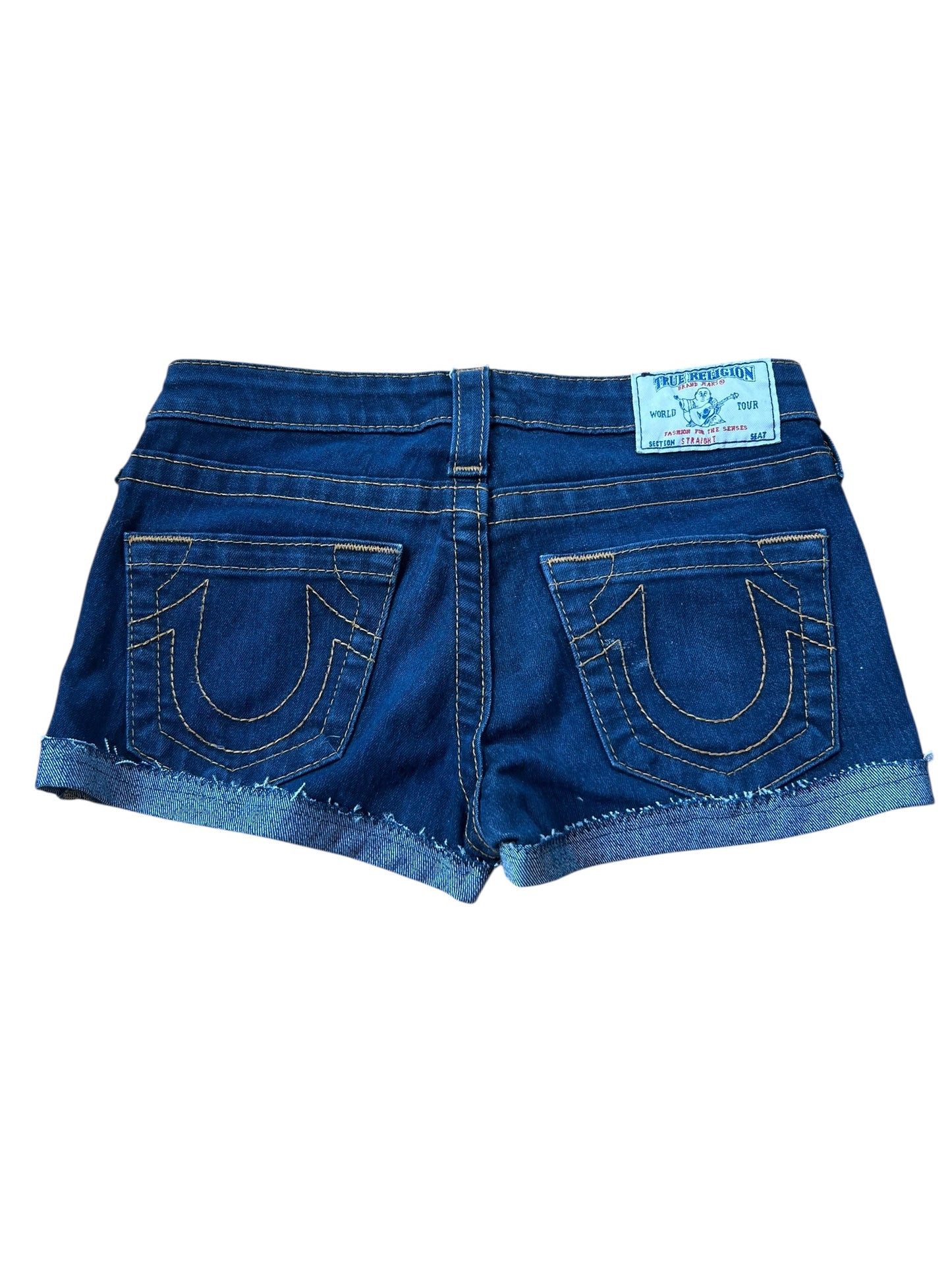 True Religion Shorts von ZAZA resell aus dunkelblauem Denim, Größe 24 (XS), mit gerollten Bündchen, gelben Nähten, zwei Gesäßtaschen mit dekorativen Details und einem hellblauen Markenlabel am Bund. Bundweite 33 für eine perfekte Passform.