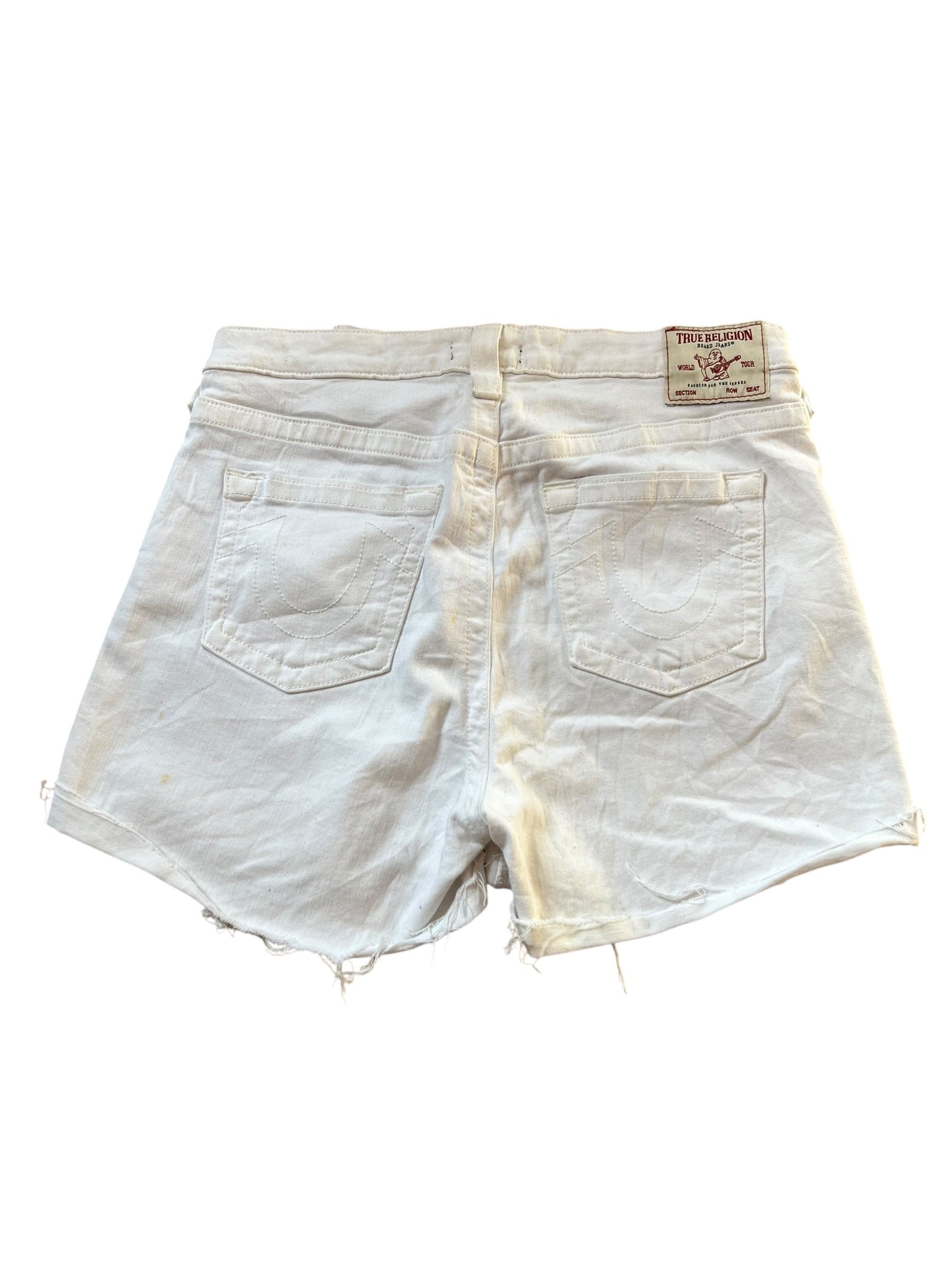 True Religion Mid Rise Shorts (Größe 30, M) von ZAZA resell: weißer Denim mit zwei Gesäßtaschen, ausgefransten Säumen, Bundweite 39 und einem braunen True Religion Label am Bund. Abgebildet von hinten.