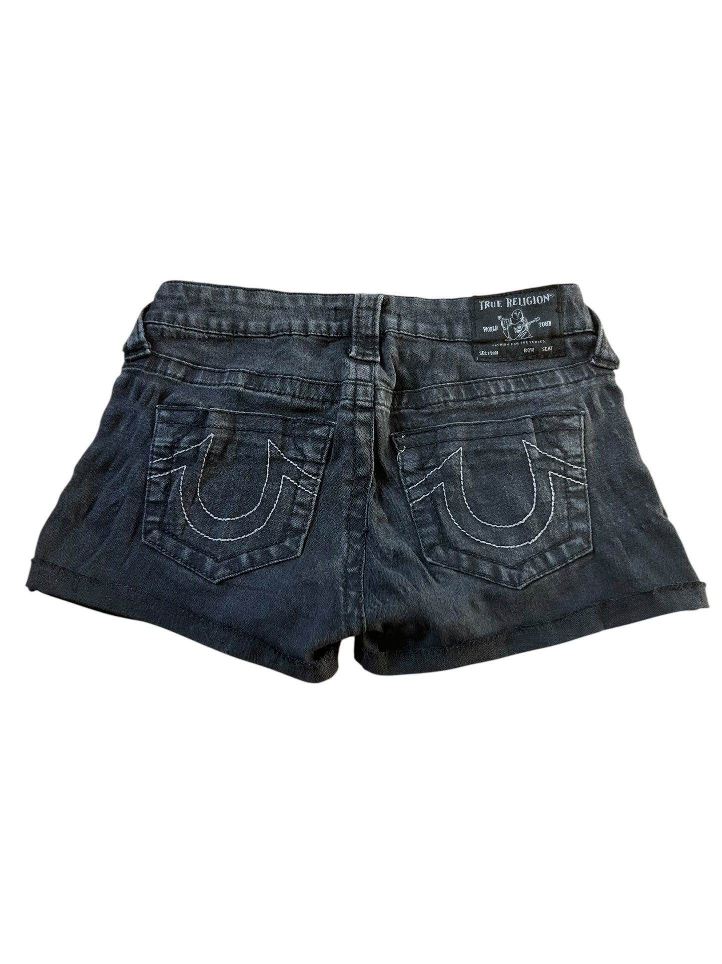 True Religion Shorts | 28 (XS) von ZAZA resell: Schwarze Denim-Shorts mit sichtbaren weißen Nähten an den Gesäßtaschen und einem Markenetikett am Bund.