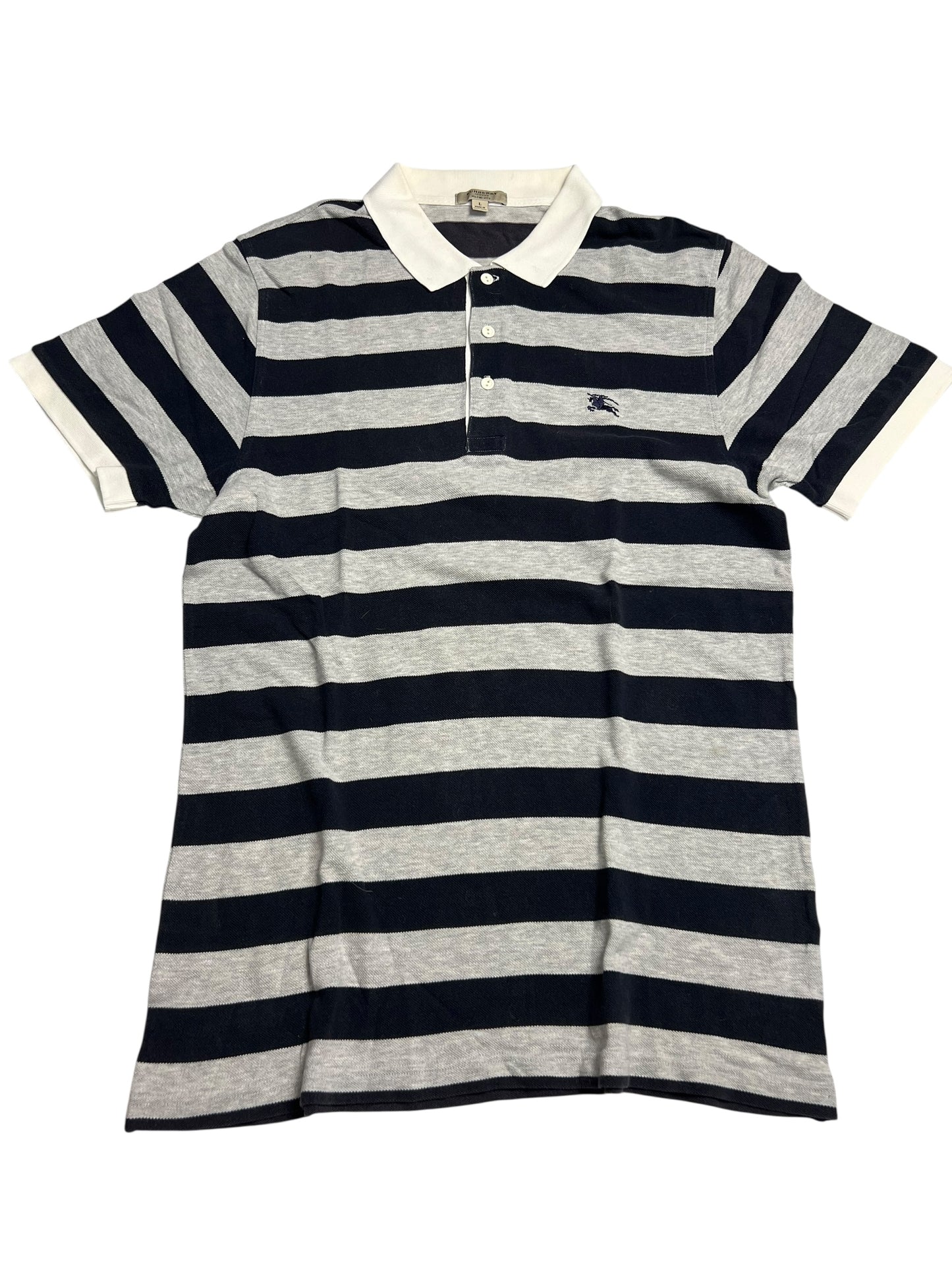 Burberry Polo Shirt | L von ZAZA wiederverkaufen: Kurzarm, schwarze und graue Querstreifen, weißer Kragen und Ärmelbündchen, geknöpfter Halsausschnitt, kleines Logo auf der linken Brust. Größe L. Maße auf Anfrage. Flecken am Kragen vorhanden.