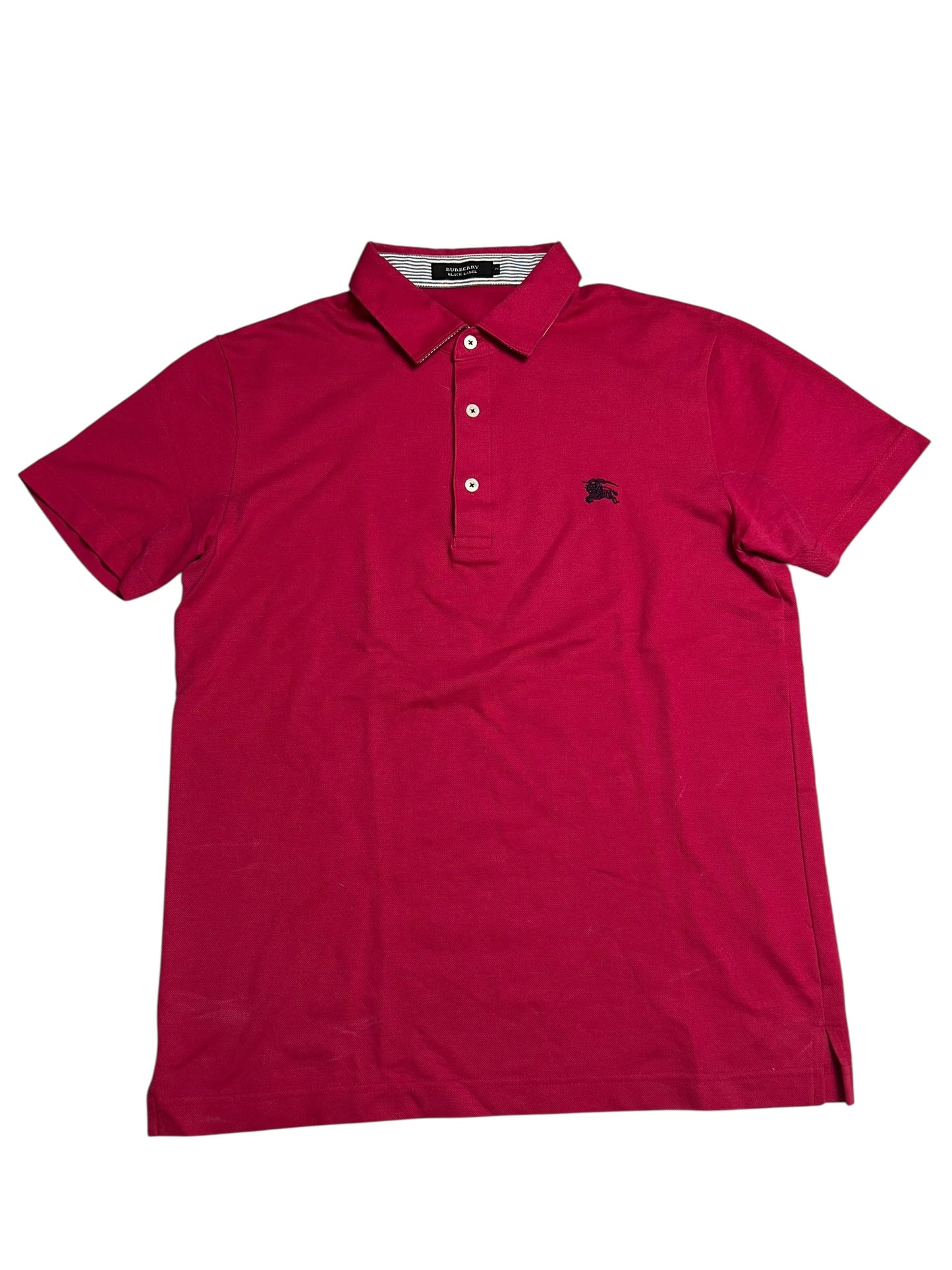 Burberry Polo Shirt | L von ZAZA resell: Kurzarm, leuchtend rot, mit Kragen, 3-Knopf-Leiste und kleinem Sticklogo auf der linken Brust. Zustand 8/10. Das Shirt liegt flach auf weißem Hintergrund. Maße in cm auf Anfrage.