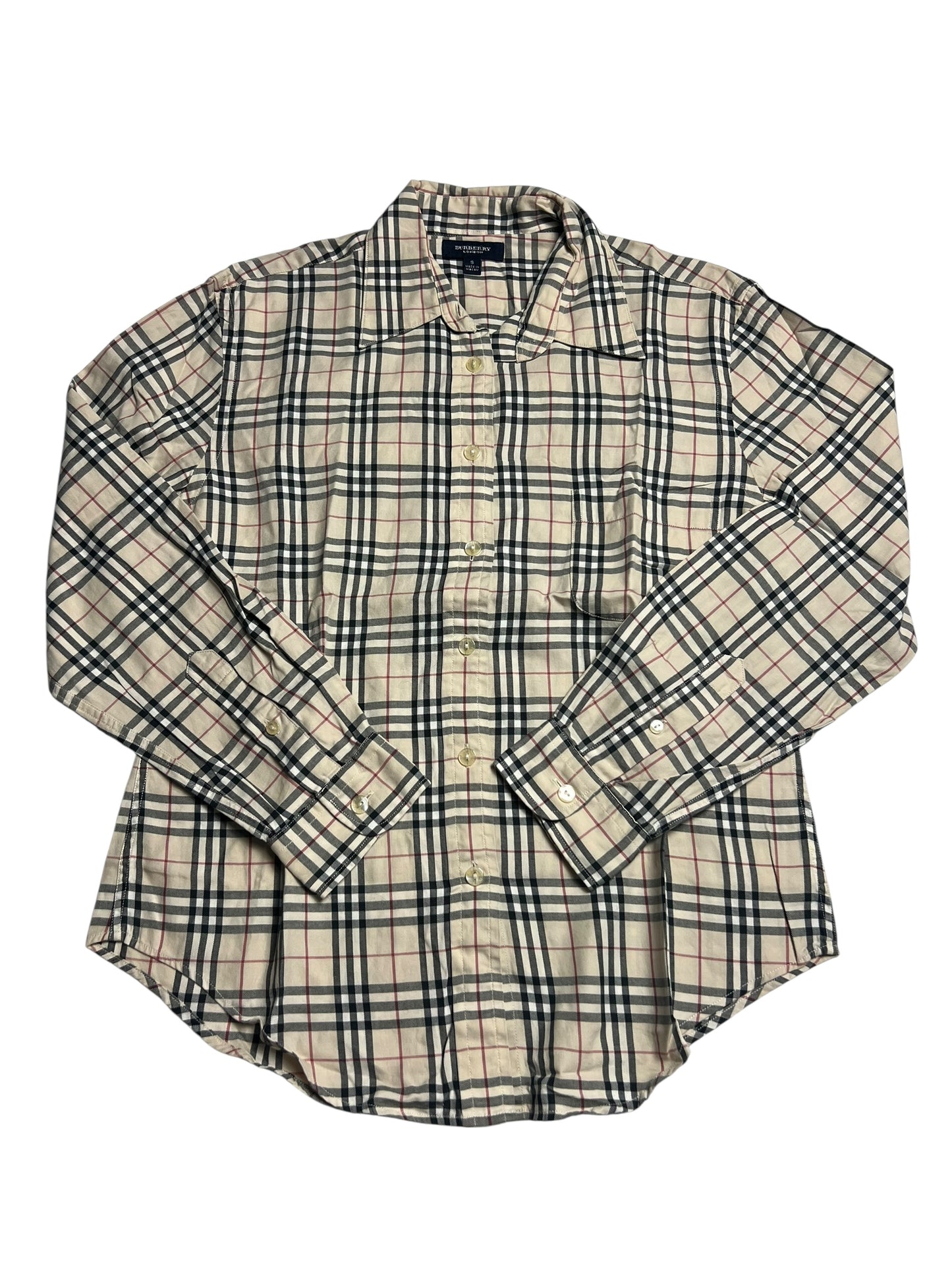 Das Burberry Hemd | S von ZAZA resell ist ein langärmliges Button-up mit beigem Grund und schwarz-weiß-rotem Karomuster im Zustand 9/10, flach auf weißem Hintergrund. Maße in cm und Labelgröße S sind verfügbar.
