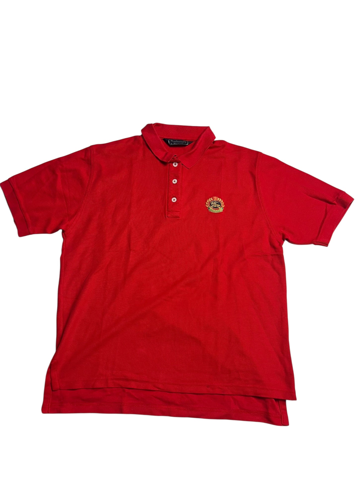 Ein rotes Burberry Polo Shirt (M) von ZAZA resell mit kurzen Ärmeln, Kragen, drei Knöpfen und einem kleinen gestickten Logo auf der linken Brust; Zustand 9/10, abgebildet auf weißem Hintergrund.