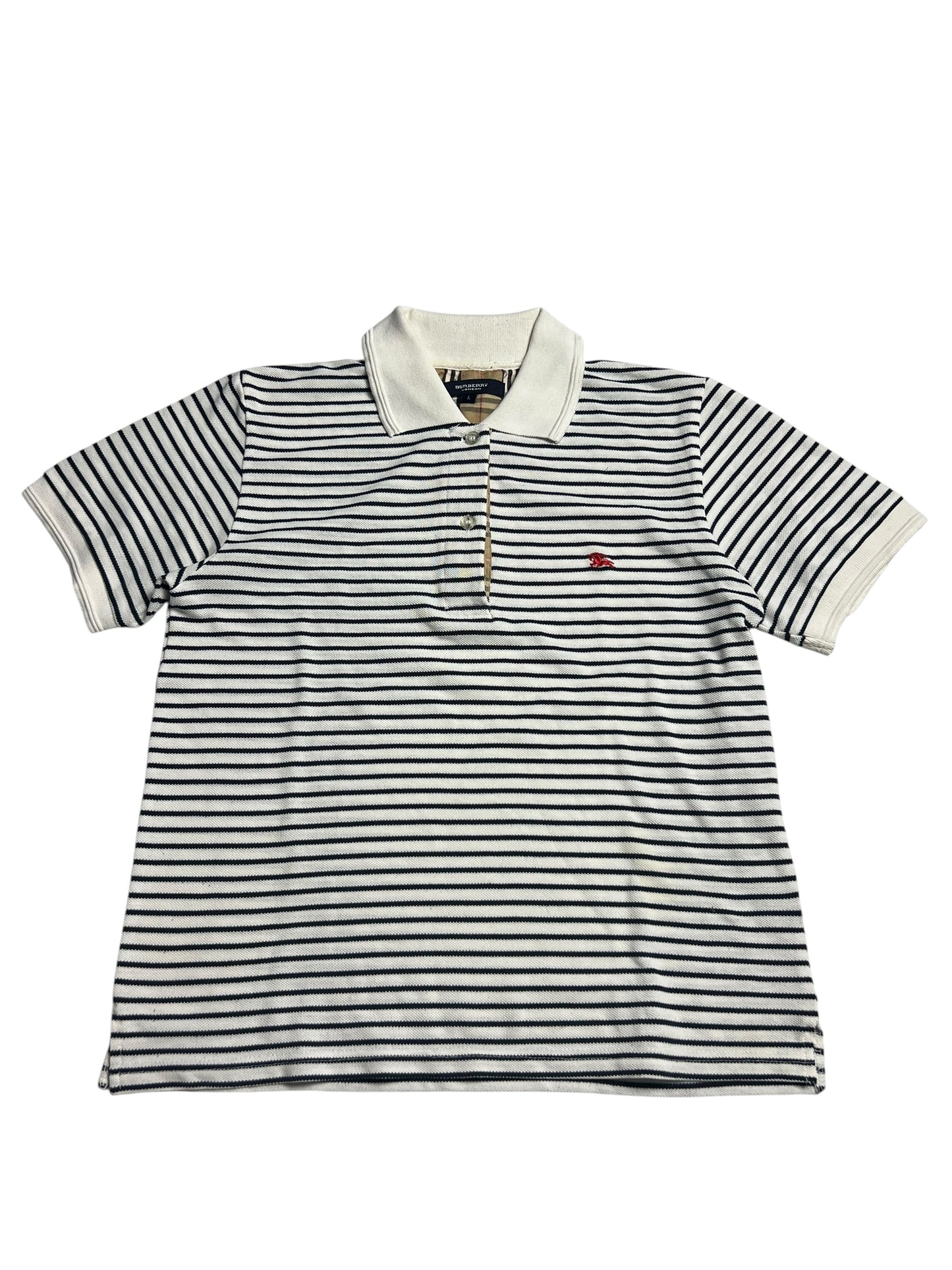 Ein Burberry Polohemd von ZAZA resell in Größe S mit kurzen Ärmeln, schwarzen und weißen Querstreifen, weißem Kragen und Manschetten und einem kleinen roten gestickten Logo auf der Brust. Zustand: 8/10.