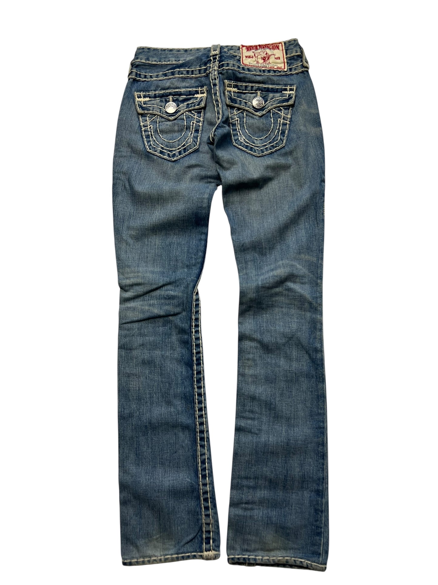 Die True Religion Billy Super T Low Rise Straight Jeans von ZAZA resell hat blauen Denim, weiße Nähte, zwei Pattentaschen hinten mit Knopfverschluss und eine rot-weiße Labelgröße am Bund. Größe 24 (S).