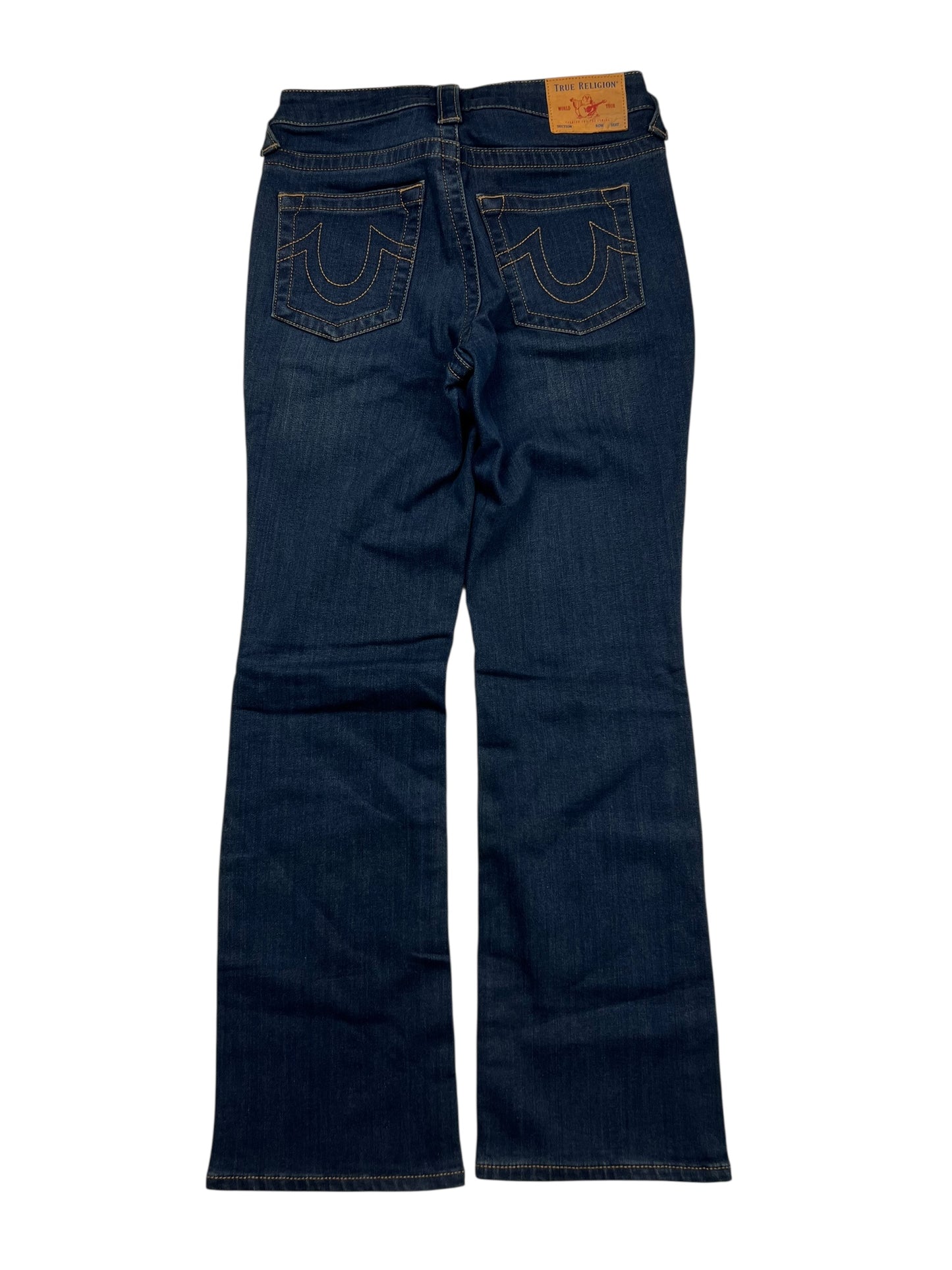 Die True Religion High Rise Straight Jeans von ZAZA resell in Größe 27 (S) hat dunkelblauen Denim, Bootcut-Passform, markante Nähte, zwei Gesäßtaschen mit geschwungenem Design, ein braunes Lederpatch am Bund, Außenbeinlänge 95, Bundweite 36.