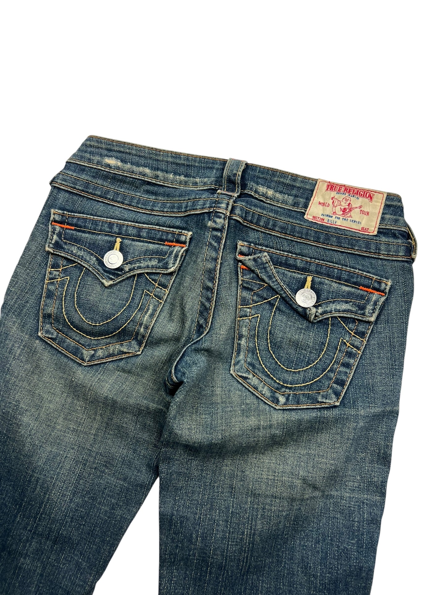 Die True Religion Billy - Low Rise Straight Jeans von ZAZA resell in Größe 24 (S) ist blau, mit charakteristischen weiß abgesteppten Gesäßtaschen, einem braunen Bundlabel und einer Außenbeinlänge von 101 cm.