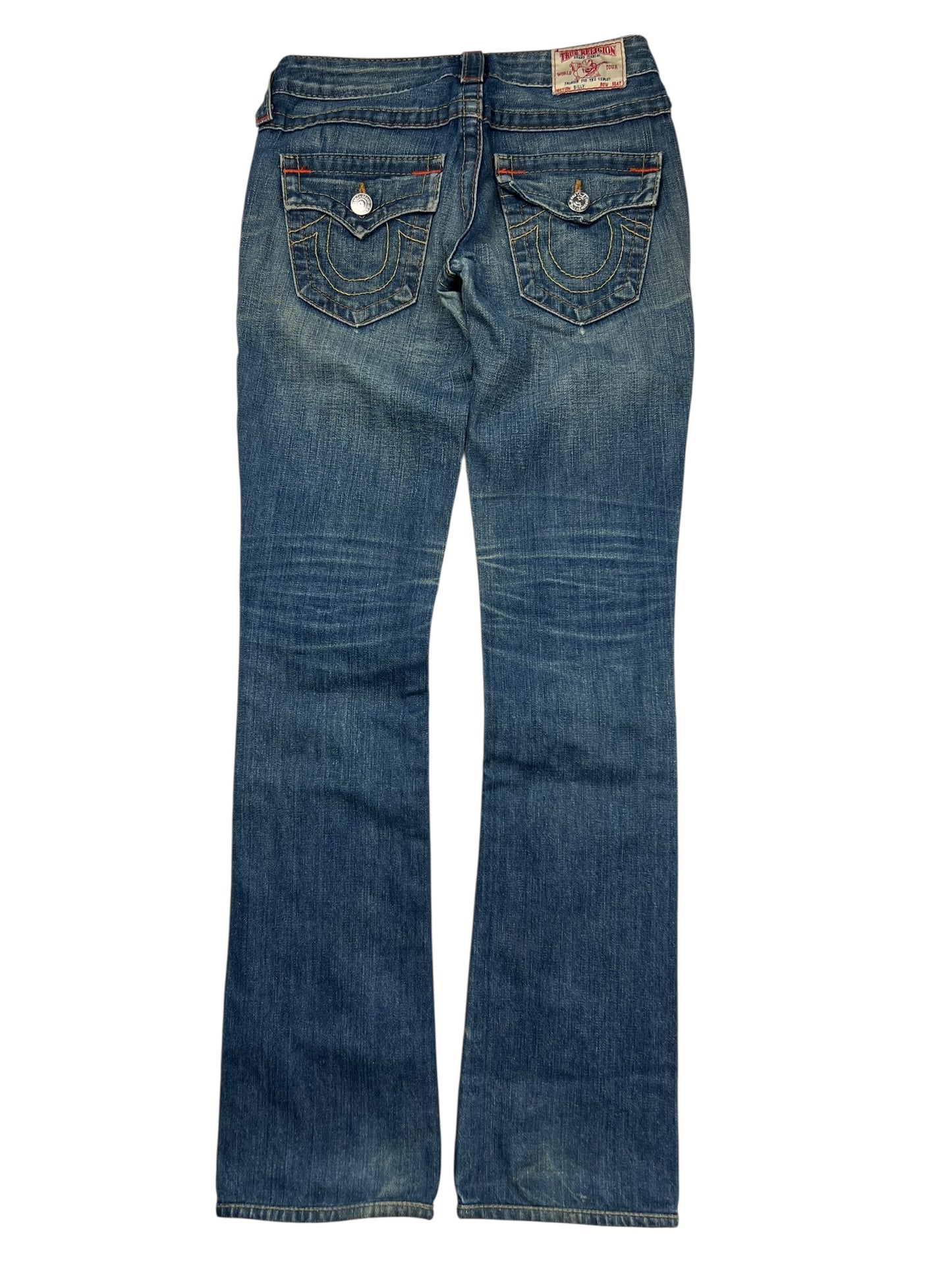 Die True Religion Billy - Low Rise Straight Jeans von ZAZA resell, Größe 24 (S), hat blauen Denim, Klappentaschen hinten mit Knopfverschluss, verblichene Beindetails und genaue Passformangaben wie Bundweite und Labelgröße.