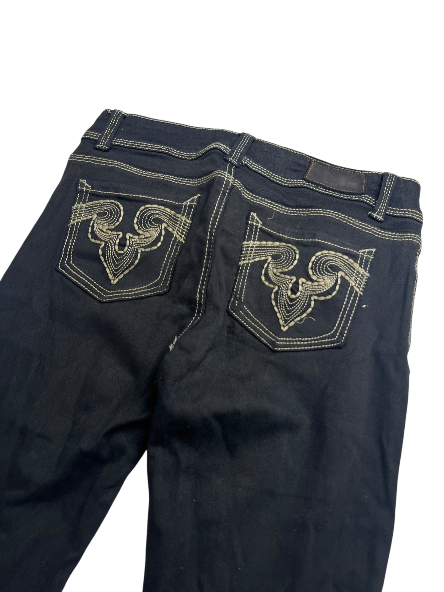 Die Amisu Mid Rise Straight Jeans von ZAZA Resell (B28 x L32) besticht durch dunkelblauen Denim, weiße Kontrastnähte und bestickte Gesäßtaschen. Komfortabel und mit perfekter Bundweite präsentiert sie sich auf weißem Grund.