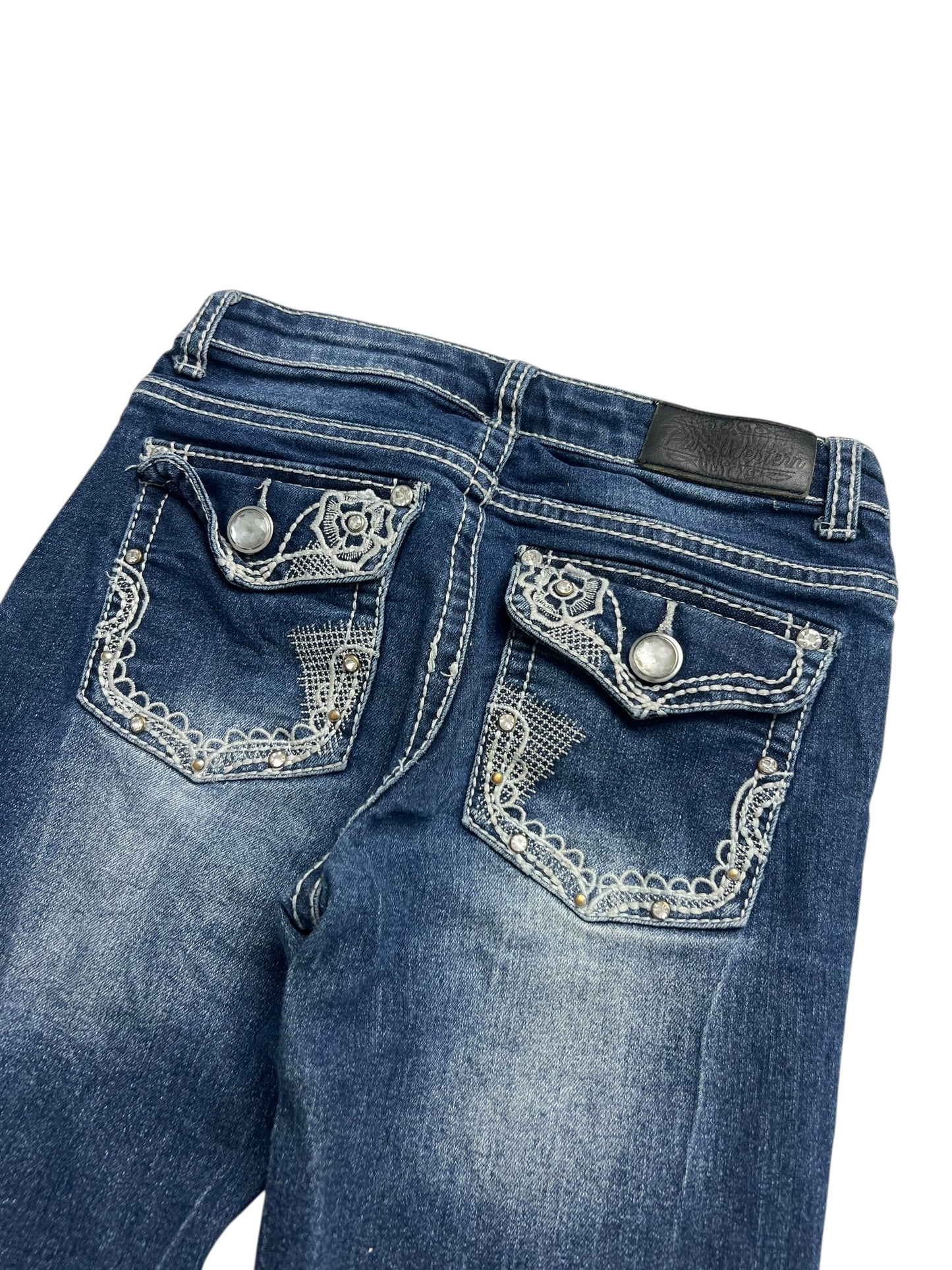 Die von ZAZA weiterverkauften Pure Western Mid Rise Slim Boot Jeans (W23 x L26) verfügen über Ziernähte, silberne Knöpfe, weiß bestickte Gesäßtaschen, einen verwaschenen Used-Look und einen bequemen Bund für die perfekte Passform.