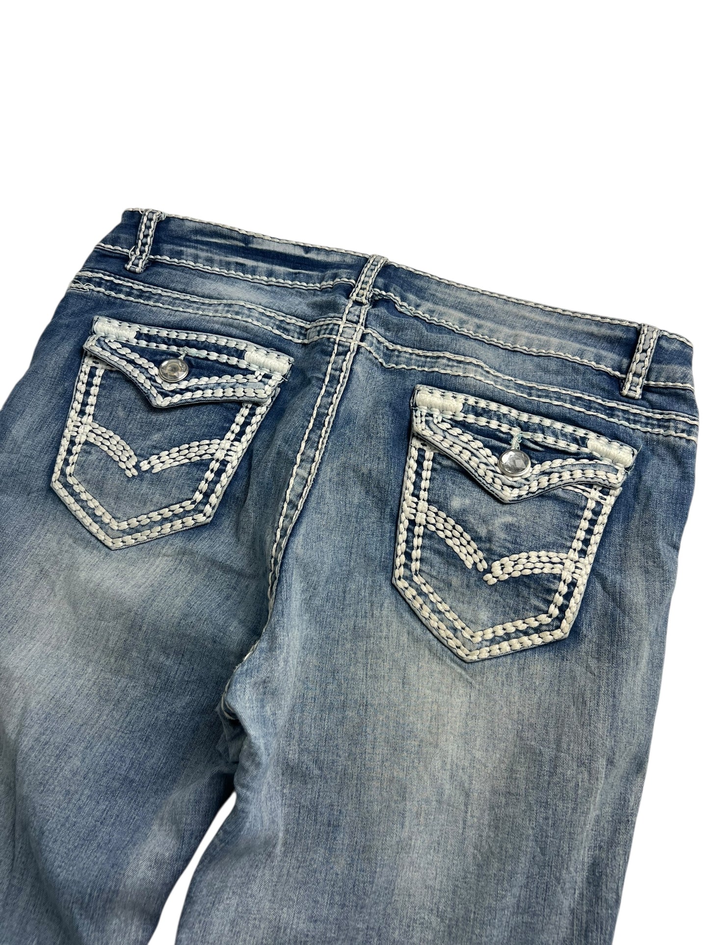 Die von ZAZA weiterverkauften MyChristy Mid Rise Straight Jeans (W34 x L31) verfügen über dekorative Nähte und silberne Knöpfe an den Gesäßtaschen sowie Details wie Bundweite und Beinöffnung, was sie zu einem Hingucker für jede Garderobe macht.