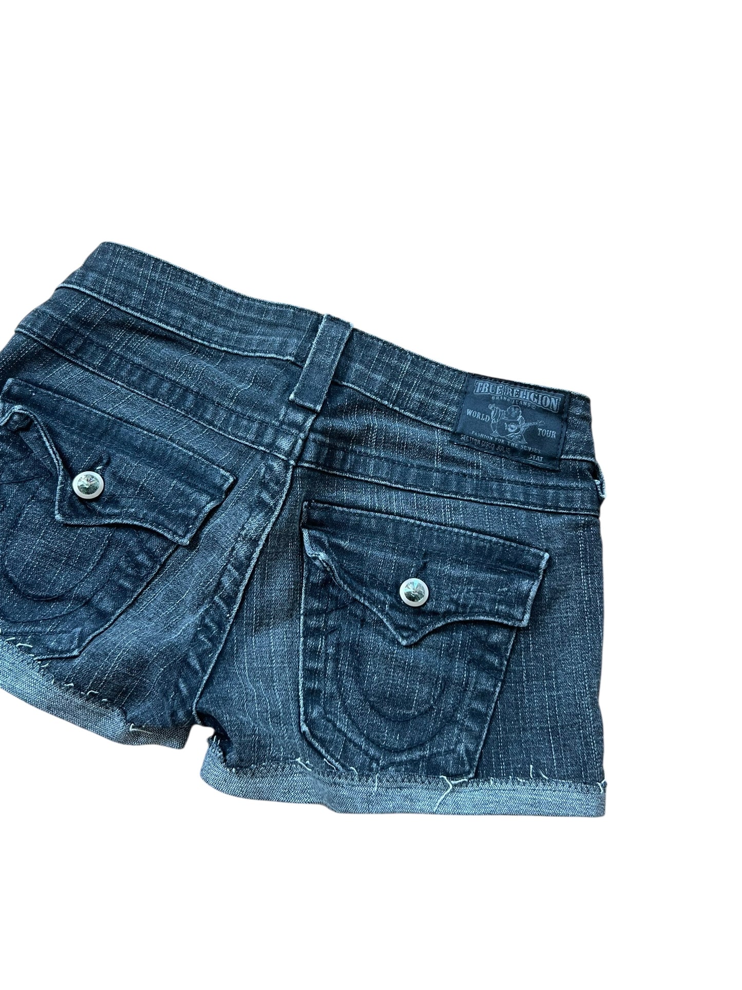True Religion Shorts | 25 (S) von ZAZA resell: dunkelblaue Denim-Shorts mit ausgefransten Säumen und geknöpften Gesäßtaschen auf weißem Hintergrund.