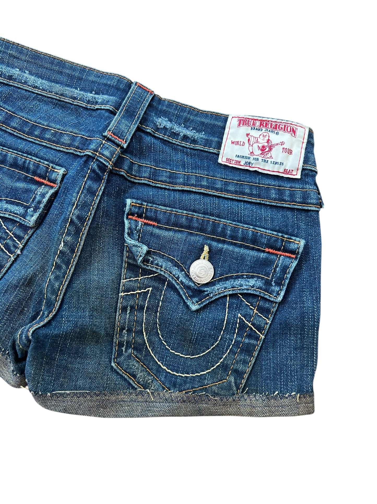 Ein Paar True Religion Shorts | 23 (XS) von ZAZA resell aus blauem Denim, mit weißen Nähten, einem Metallknopf in der Gesäßtasche und einem Markenaufnäher am Bund für einen klassischen Cowboy-Look.